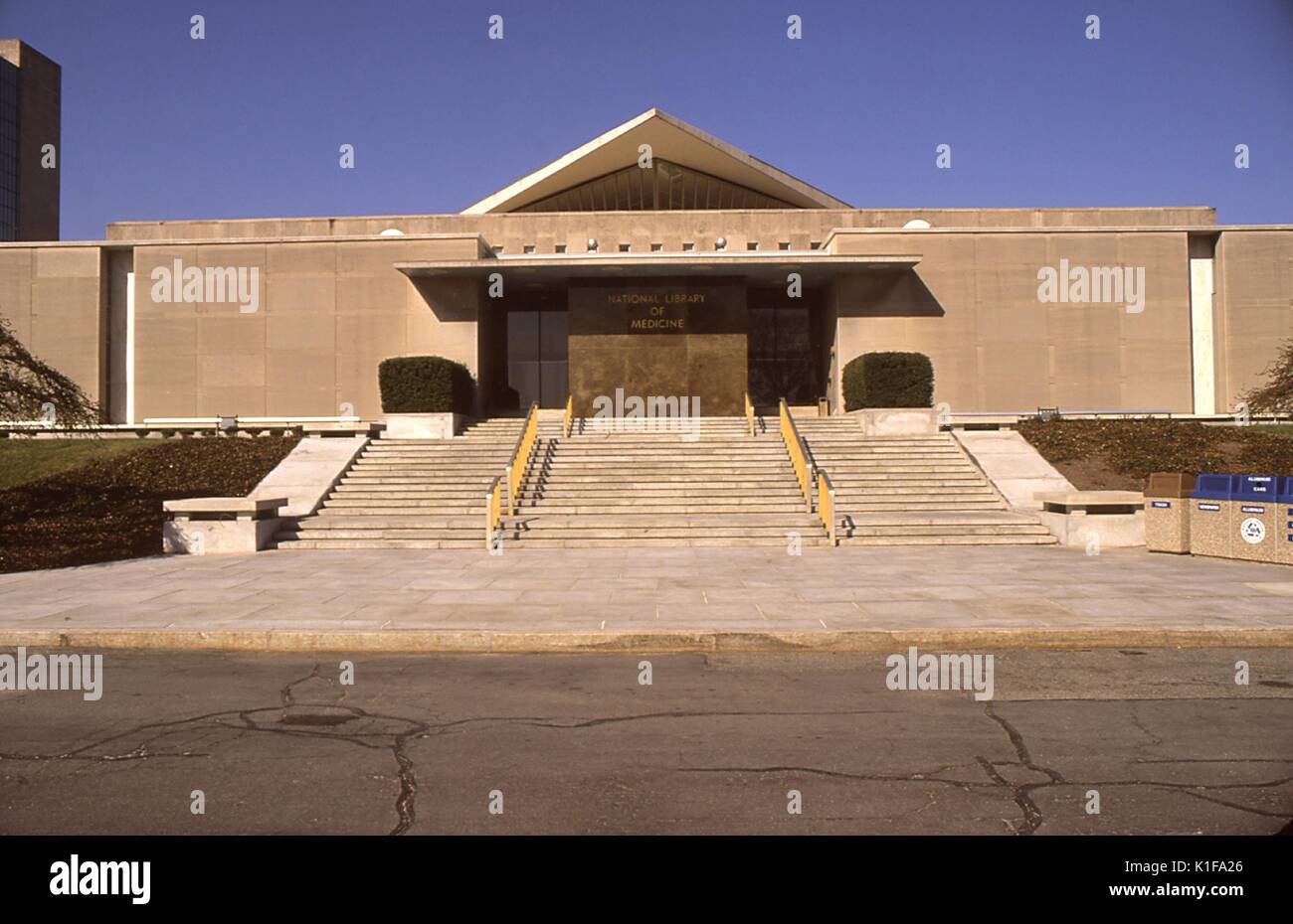 1999 Cette photographie dépeint la National Library of Medicine (NLM), situé sur le campus de l'Institut National de la santé à Bethesda, Maryland c'est le plus grand du monde des bibliothèques médicales, la collecte de matériaux, et de fournir des services d'information et de recherche dans tous les domaines de la biomédecine et de la santé  <p >La NLM MedlinePlus ?s ? Base de données en ligne, peut aider les consommateurs à trouver des informations sur des sujets de santé de toutes sortes, y compris des maladies, bien-être, les hôpitaux, les médecins, et les produits pharmaceutiques NLM coordonne également le Réseau national des bibliothèques de médecine, qui fournit aux professionnels de la santé Banque D'Images
