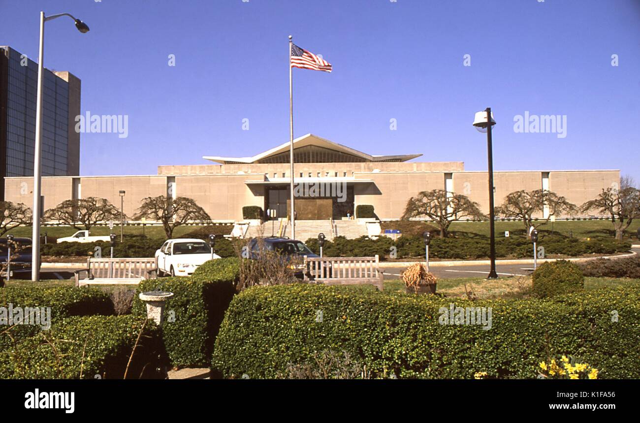 1999 Cette photographie dépeint la National Library of Medicine (NLM), situé sur le campus de l'Institut National de la santé à Bethesda, Maryland c'est le plus grand du monde des bibliothèques médicales, la collecte de matériaux, et de fournir des services d'information et de recherche dans tous les domaines de la biomédecine et de la santé  <p >La NLM MedlinePlus ?s ? Base de données en ligne, peut aider les consommateurs à trouver des informations sur des sujets de santé de toutes sortes, y compris des maladies, bien-être, les hôpitaux, les médecins, et les produits pharmaceutiques NLM coordonne également le Réseau national des bibliothèques de médecine, qui fournit aux professionnels de la santé Banque D'Images