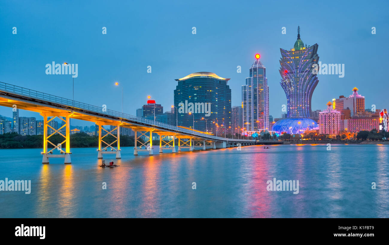 Vue panoramique de la ville de Macao de nuit en Chine. Banque D'Images