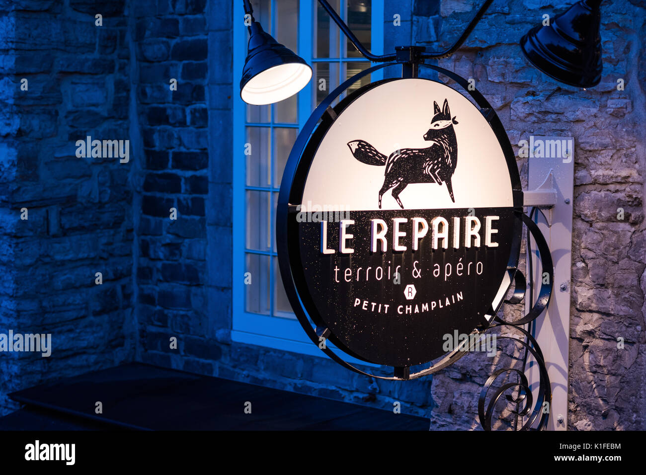 La ville de Québec, Canada - 31 mai 2017 : Le Repaire restaurant sign libre pendant l'heure bleue par la baisse vieille ville rue appelée rue du Petit Champlain sur l'Esca Banque D'Images