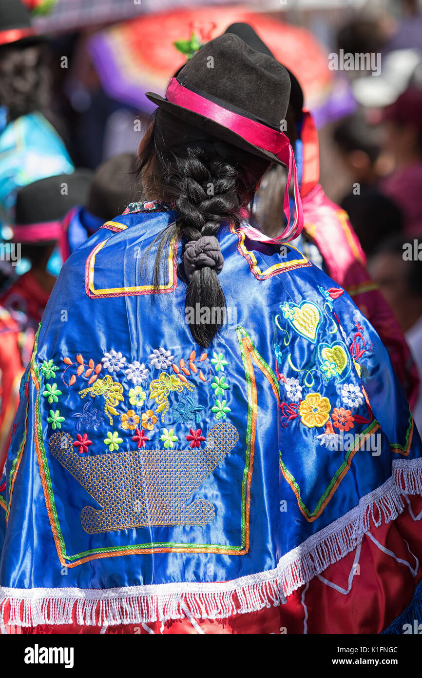 17 juin 2017, l'Équateur Pujili : femme portant un poncho brodé traditionnel défilé lors de Corpus Christi Banque D'Images