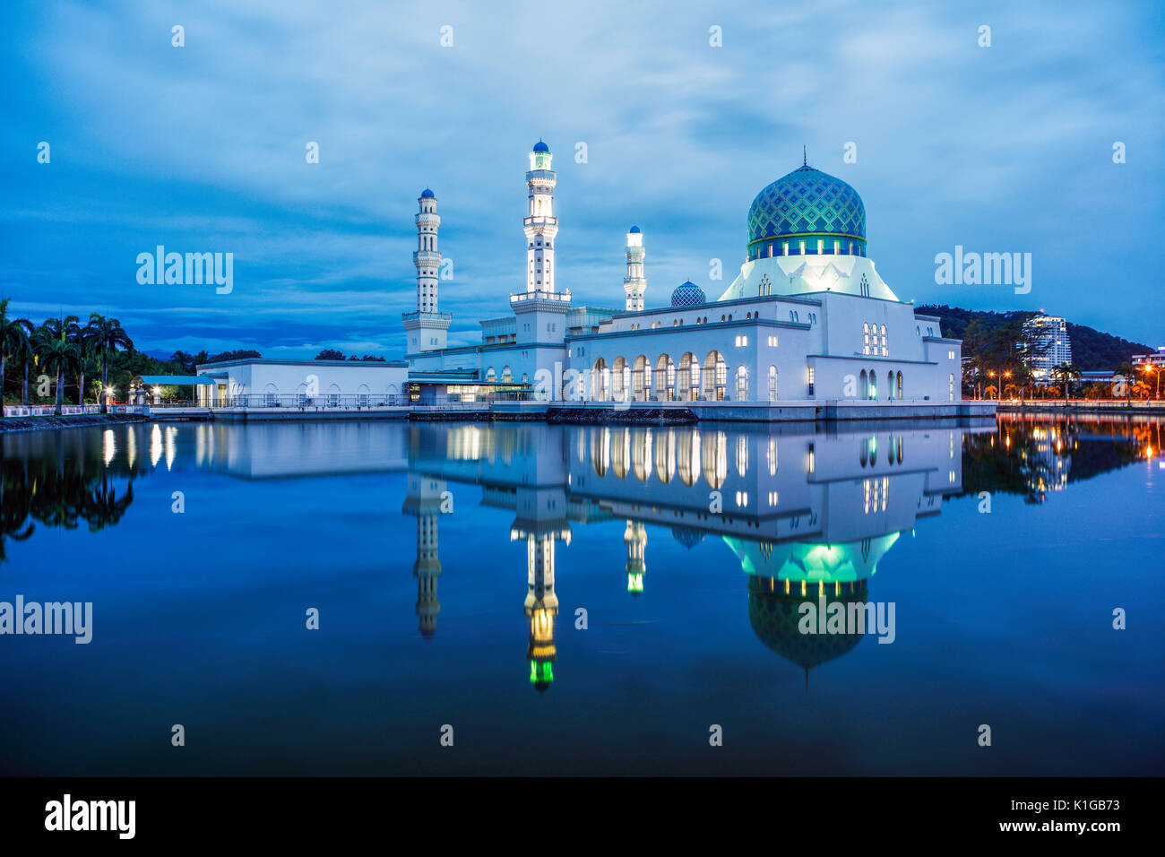 Le Kota Kinabalu Mosquée nationale pendant le crépuscule. Banque D'Images