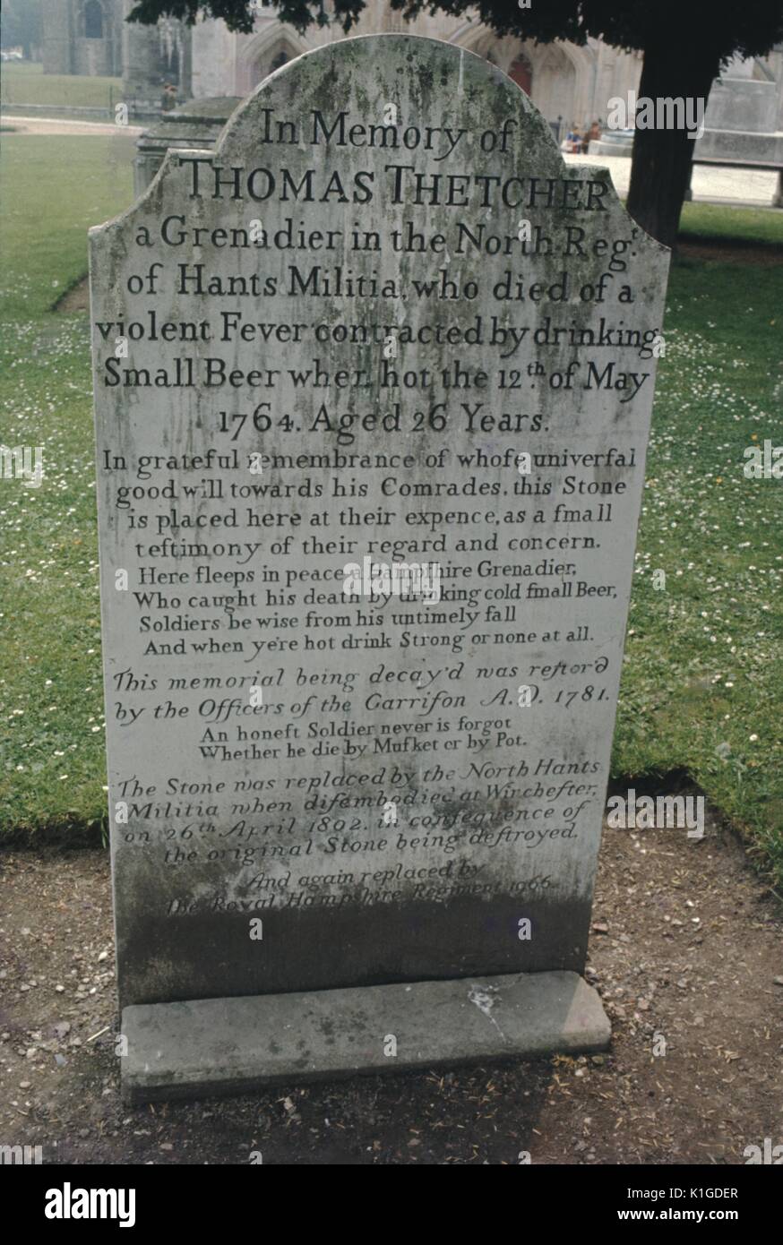 Une pierre tombale marquant la tombe de Thomas Thetcher, un régiment de Grenadiers dans le Nord de Hants, Milice 1966. Banque D'Images