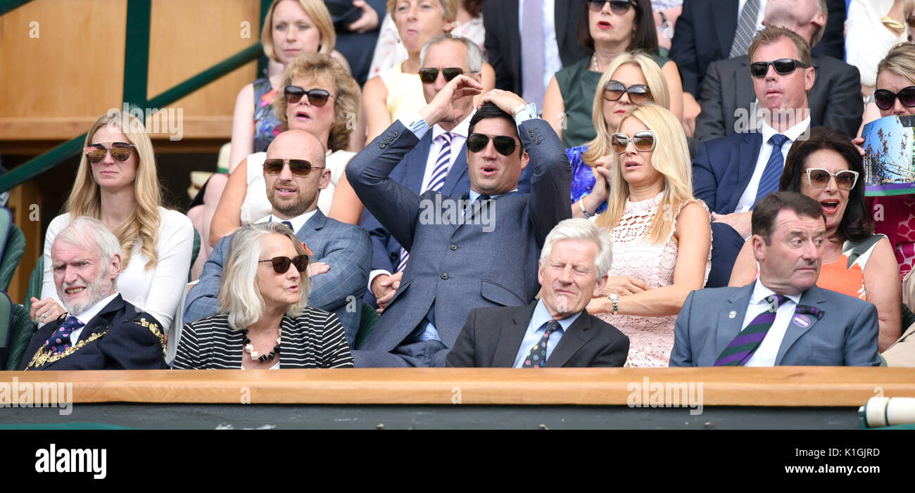 La photo doit être crédité ©Presse Alpha 079965 04/07/2017 Matt Dawson et Femme Carolin Vernon Kay et Tess Daly Bâton Noir Général David Leakey et Philip Brook durant la deuxième journée de la Tennis de Wimbledon 2017 Londres Banque D'Images