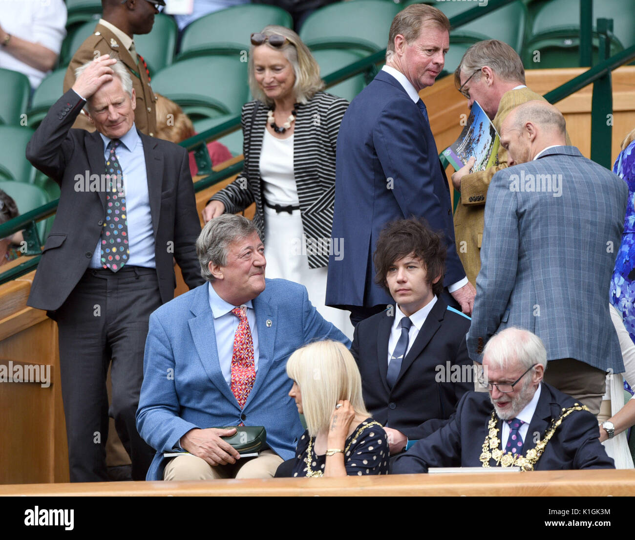 La photo doit être crédité ©Presse Alpha 079965 04/07/2017 Bâton Noir Général David Leakey, Stephen Fry et Mari Elliott Spencer avec Matt Dawson pendant deux jours de la Tennis de Wimbledon 2017 Londres Banque D'Images