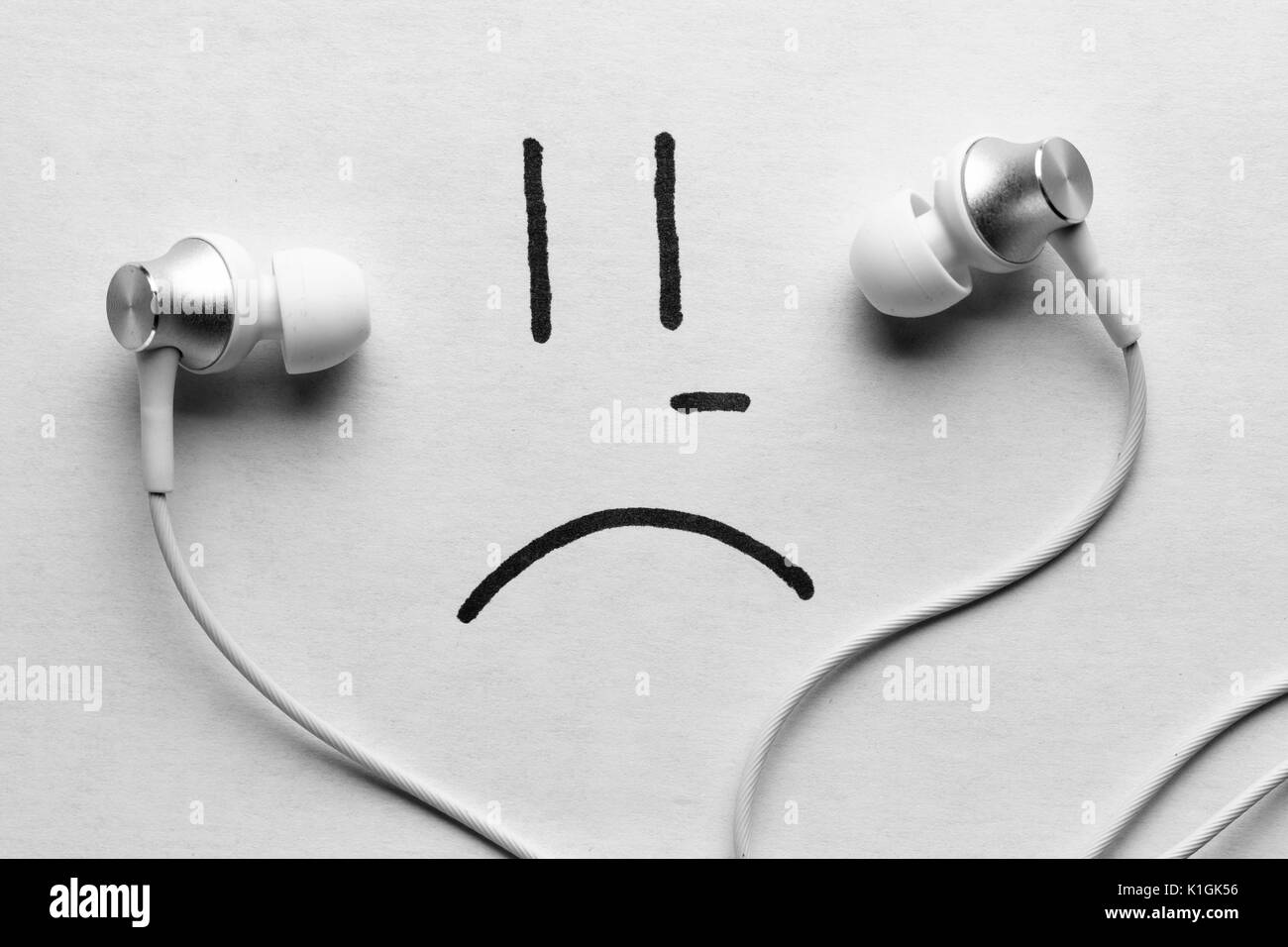 Ecouter De La Musique Triste Concept Casque Et Sourire Triste Photo Stock Alamy Ecouter De La Musique Triste Concept Casque Et Sourire Triste Photo Stock Alamy