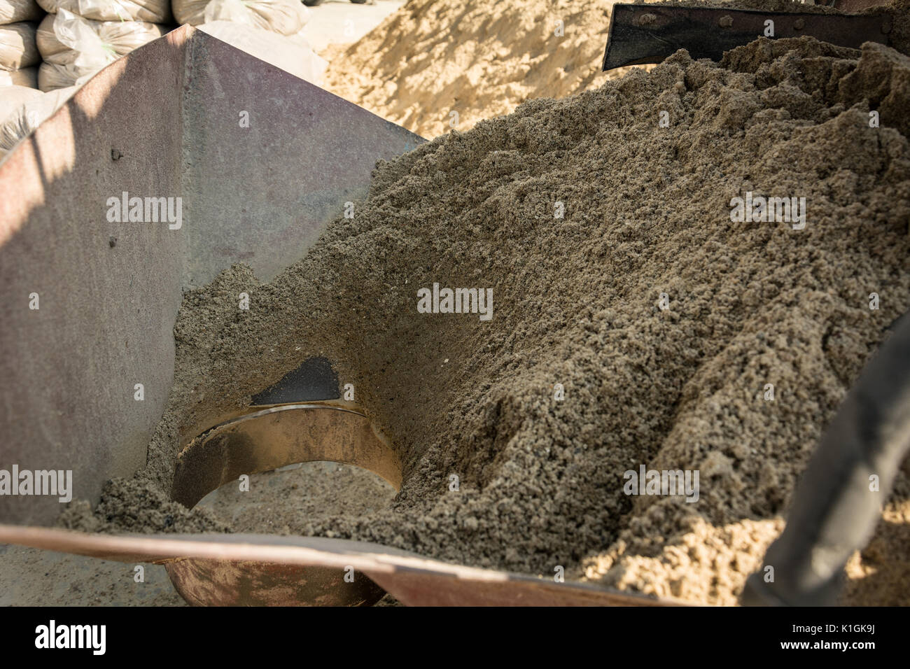 L'équipement pour l'emballage de matériaux de construction. Équipement d'emballage de sable. Banque D'Images