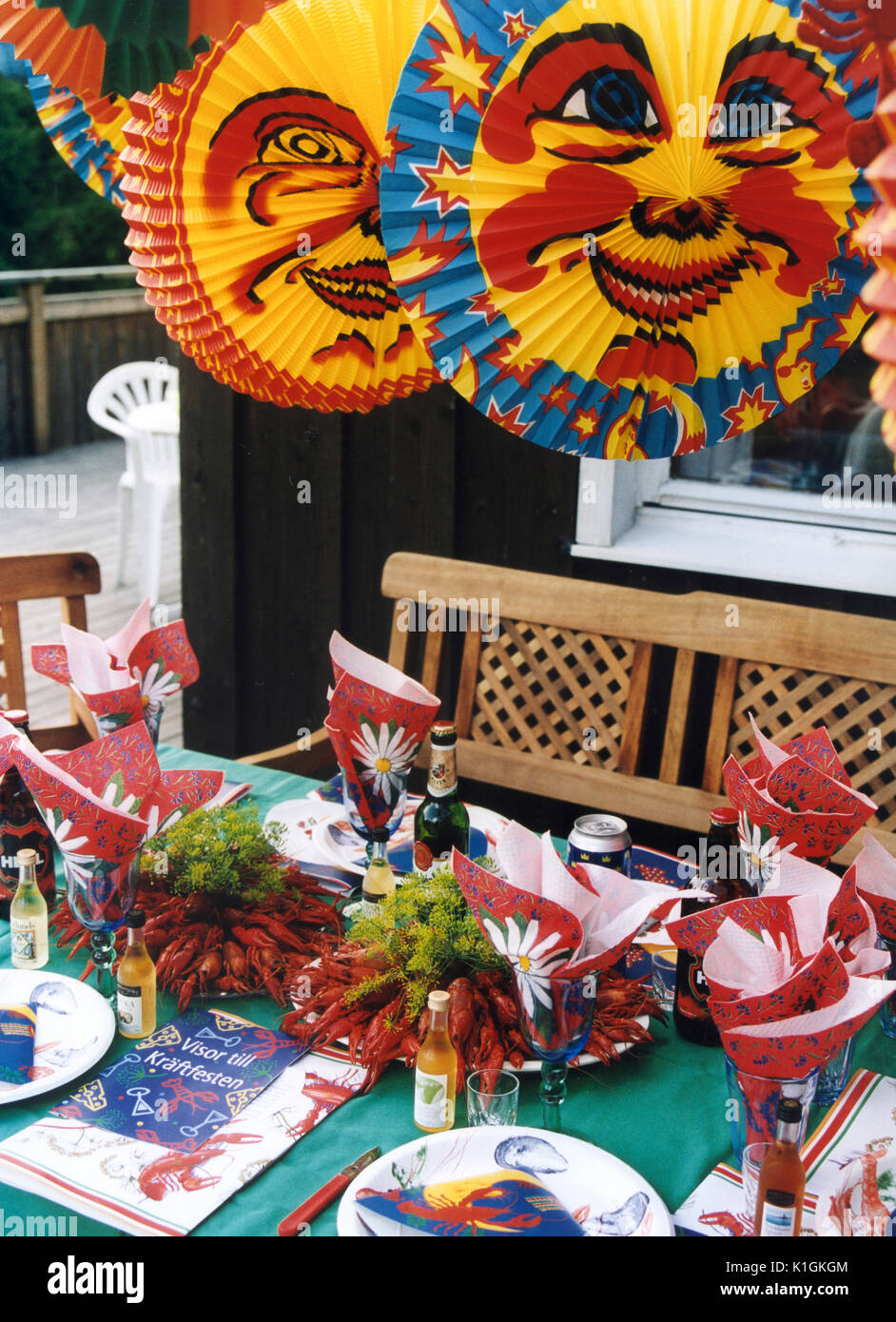 PARTY des écrevisses la table est décorée pour une partie et les lampes sont accrochés 2005 Banque D'Images