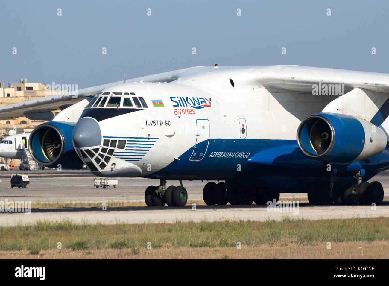 Luqa (Malte, 25 août 2017 : Silk Way Airlines Iliouchine Il-76TD-90SW [REG ; 4K-AZ101] en arrière la piste 13 après l'atterrissage. Banque D'Images