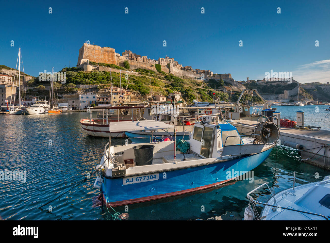 Citadelle, des bateaux à la marina de port, au coucher du soleil à Bonifacio, Corse-du-Sud, Corse, France Banque D'Images