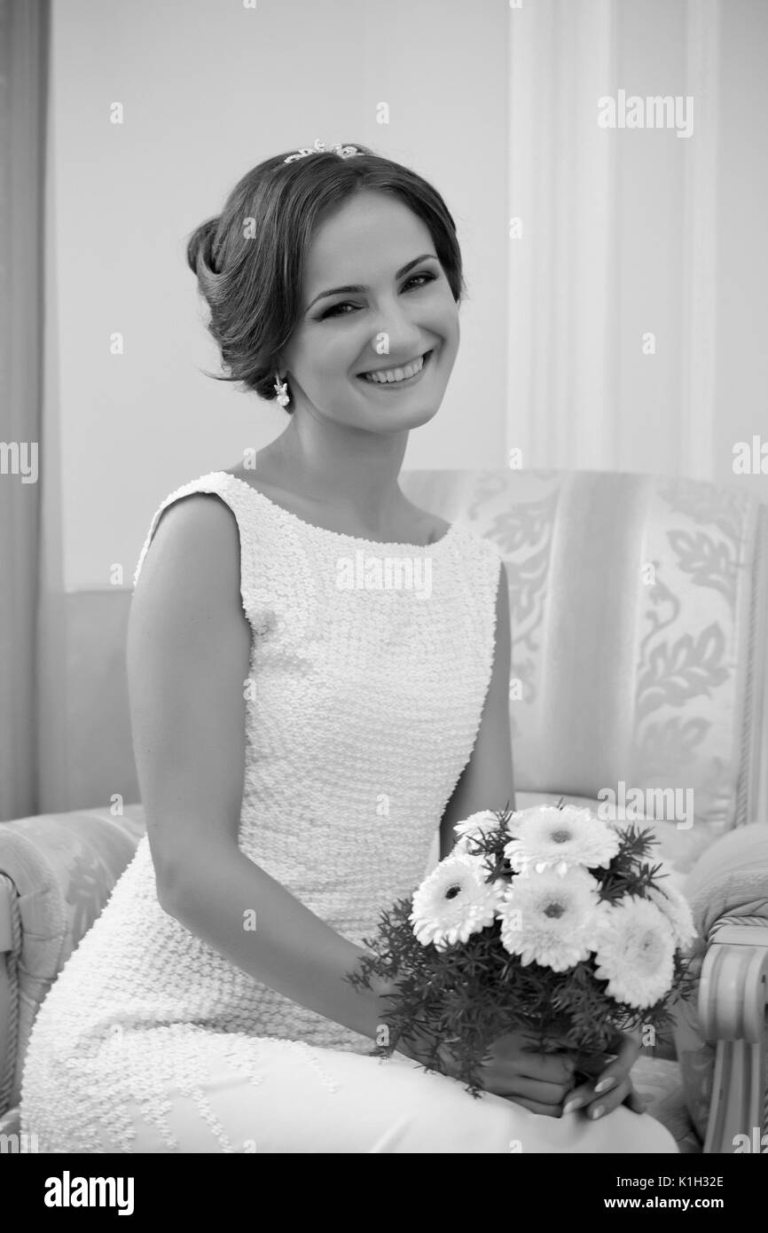 Beau portrait de femme mariée bouquet de mariée avec posant dans sa journée de mariage Banque D'Images