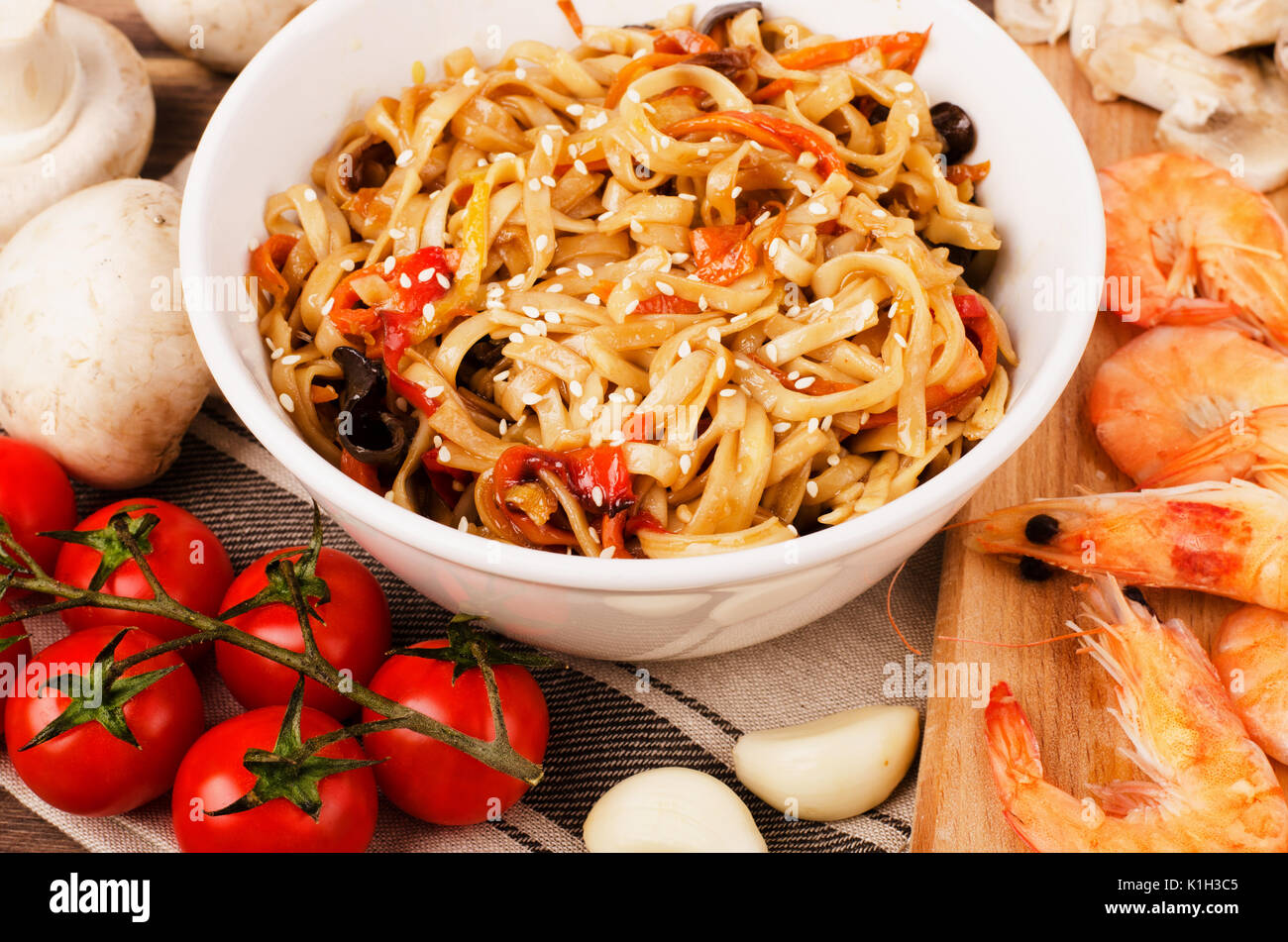 Wok de nouilles chinoises avec des ingrédients sur une table Banque D'Images