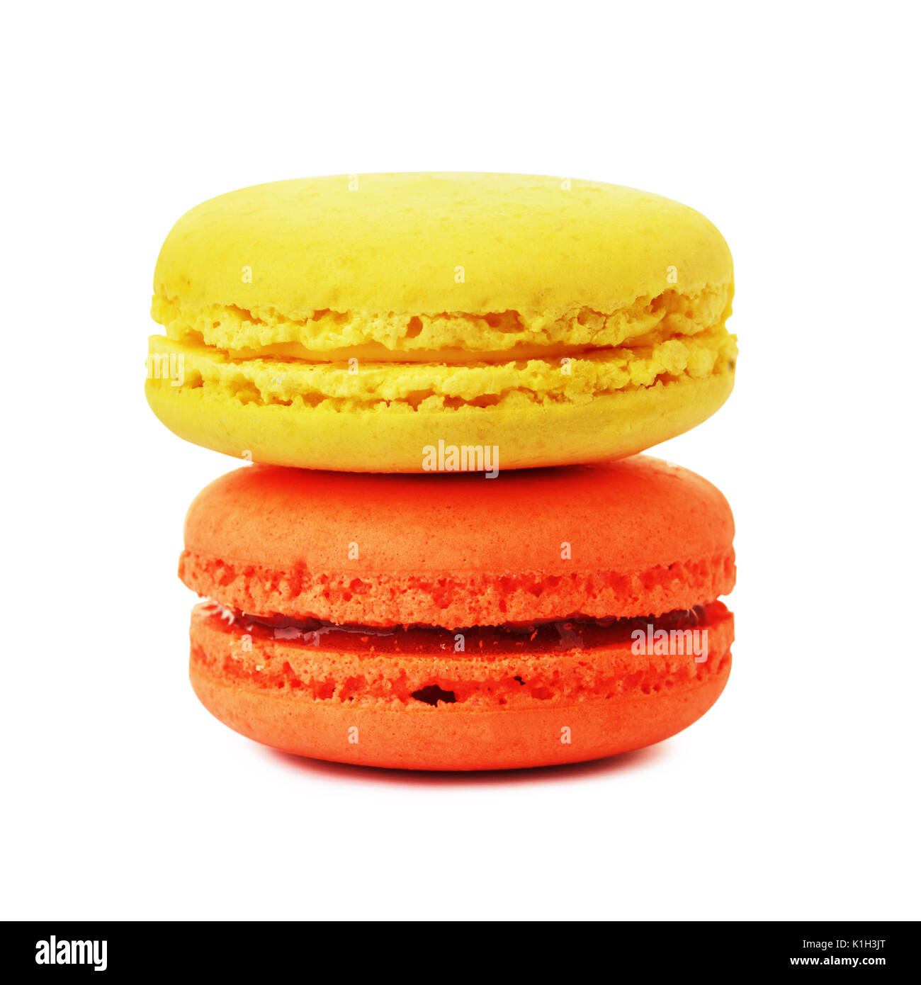 Deux macaron orange et jaune isolé sur fond blanc Banque D'Images