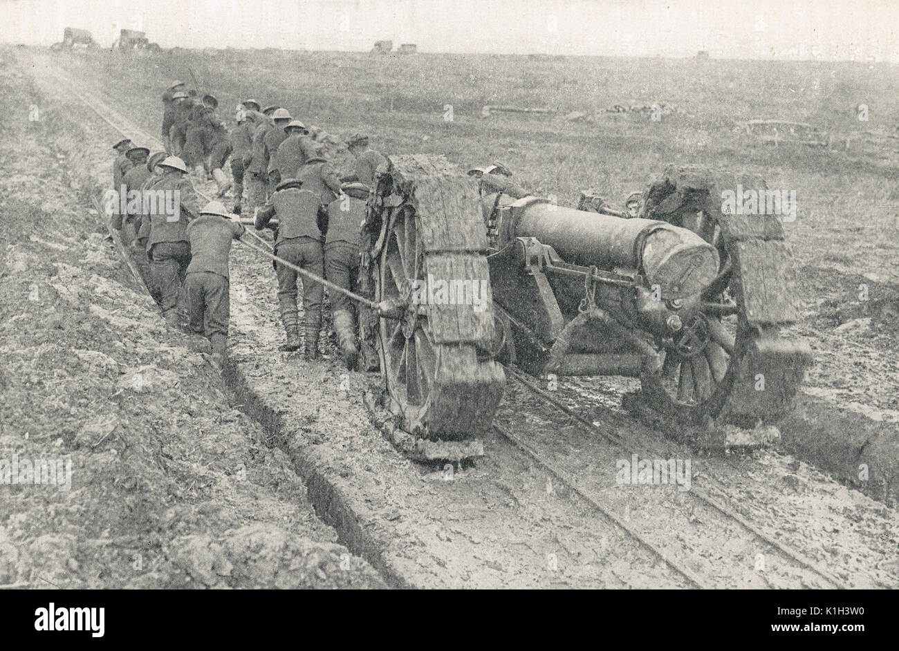 Déplacement d'un gros canon à la main, front de l'Ouest, WW1 Banque D'Images