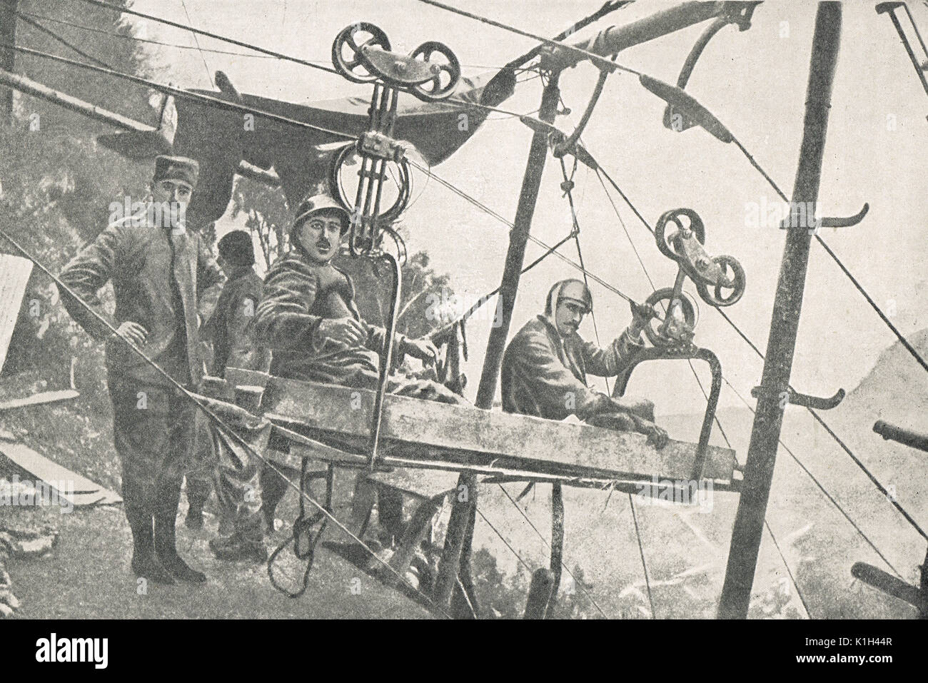 Des soldats italiens blessés au cours des combats, le Trentin, être déplacé par téléphérique, WW1 Banque D'Images