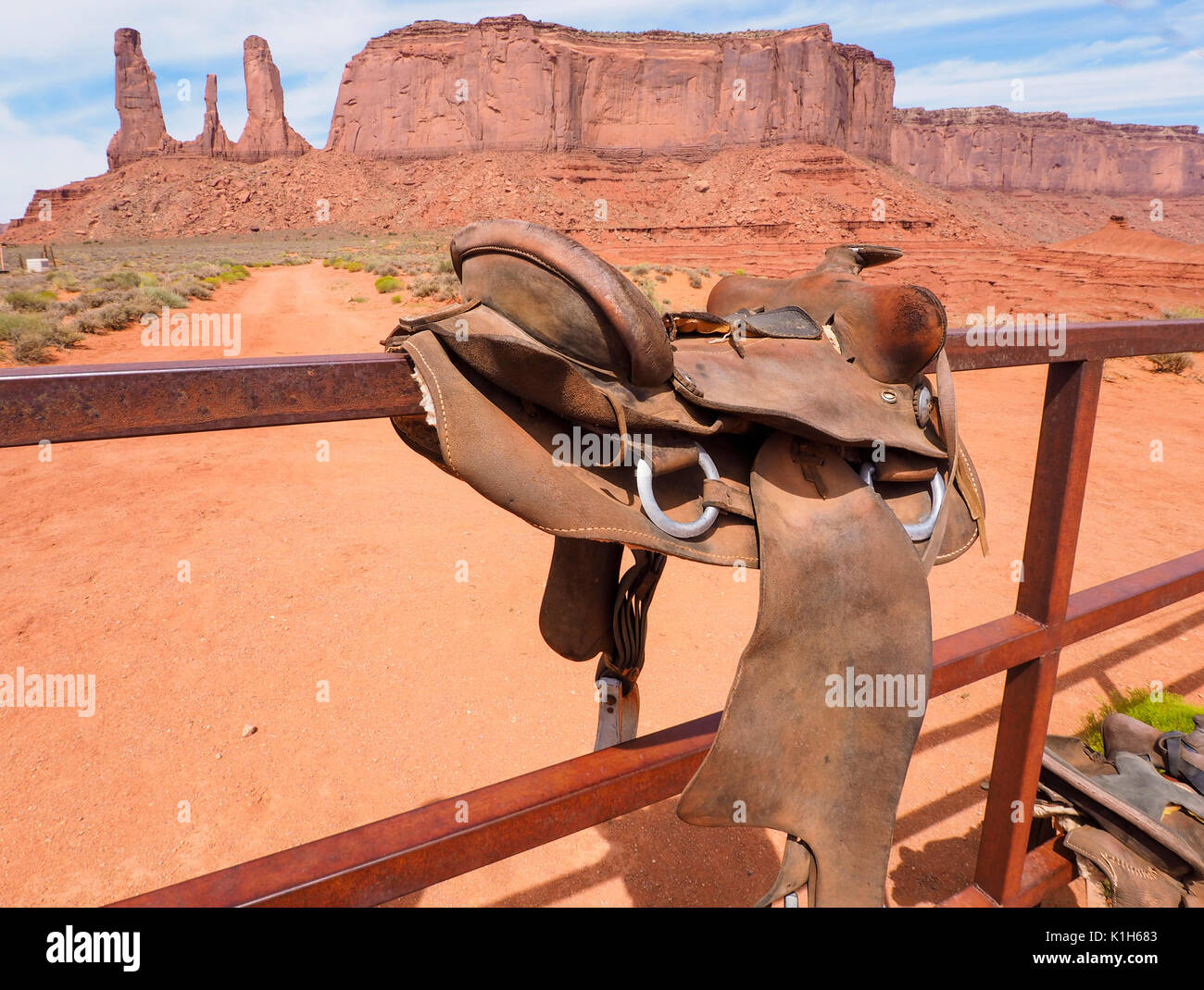 Une selle de cheval est accrochée à une clôture à Monument Valley, Banque D'Images