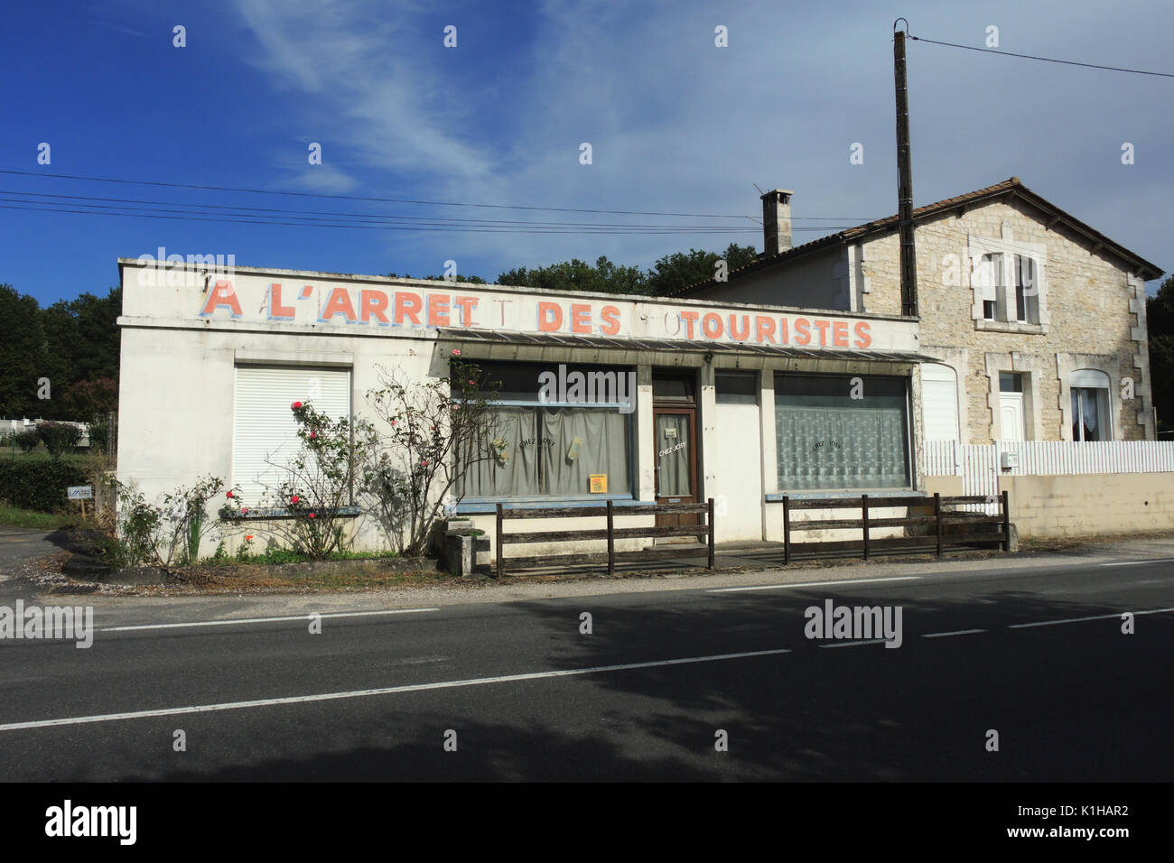 FRANCE CHARENTE-PETIT RESTAURANT FERMETURE-FRENCH VINTAGE-pays français- anglais Le CRISE DANS LA RESTAURATION-RAPIDE DES VICTIMES DE L'ALIMENTATION © F.BEAUMONT Banque D'Images