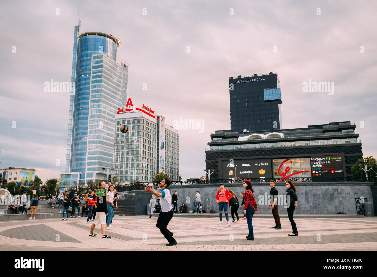 Minsk, Belarus - 28 juin 2017 : les jeunes à jouer au ballon sur fond de centre d'affaires Royal Plaza, Hôtel Doubletree By Hilton et le centre commercial Banque D'Images