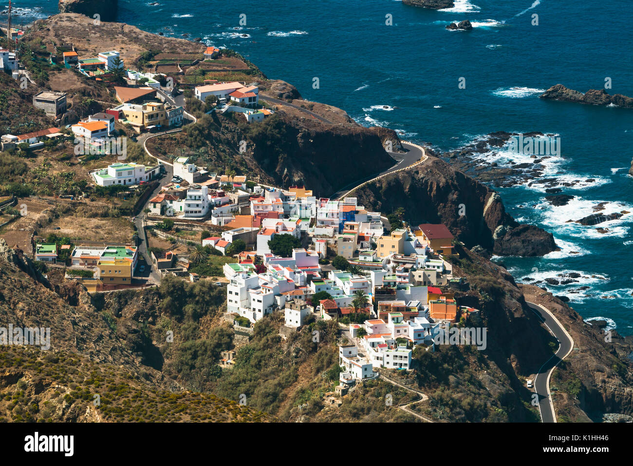 Vue depuis la montagne Anaga vers le village d'almaciga à Tenerife, Espagne. Banque D'Images