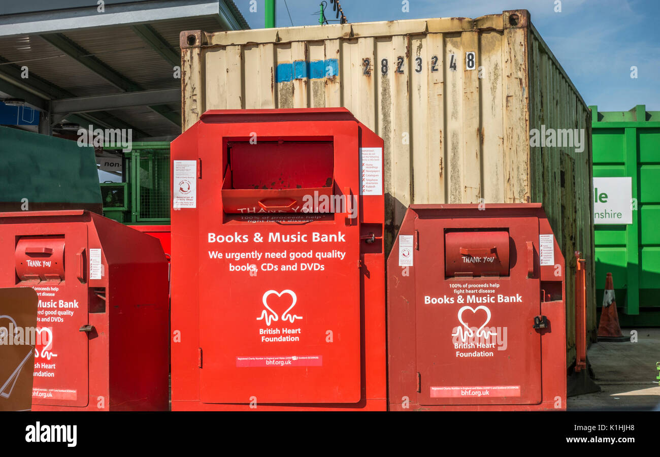 British Heart Foundation Books et banques de musique lors d'un conseil / centre de recyclage municipaux, Bourne, Lincolnshire, Angleterre, Royaume-Uni. Banque D'Images
