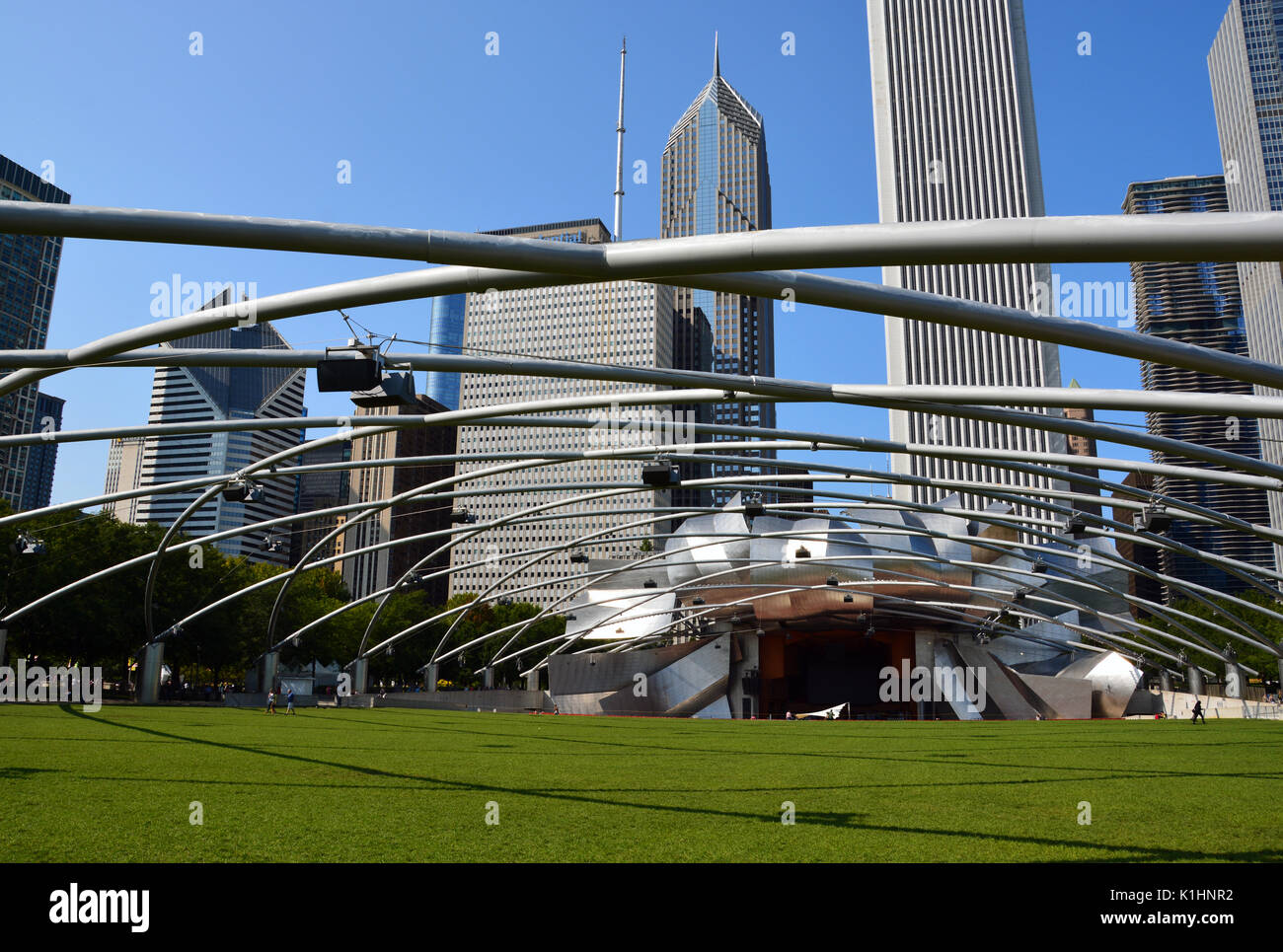 La pelouse de le Pavillon Jay Pritzker au Millennium Park de Chicago, avec le centre-ville se profilent au-dessus, est un endroit populaire pour la musique. Banque D'Images