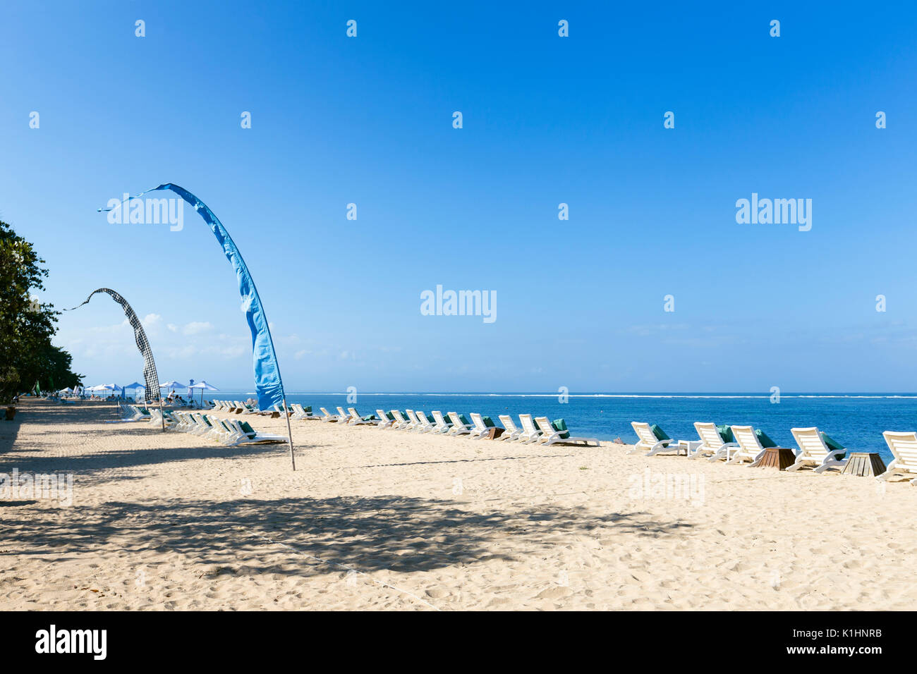 Des chaises longues sur la plage de Sanur, Bali, Indonésie Banque D'Images