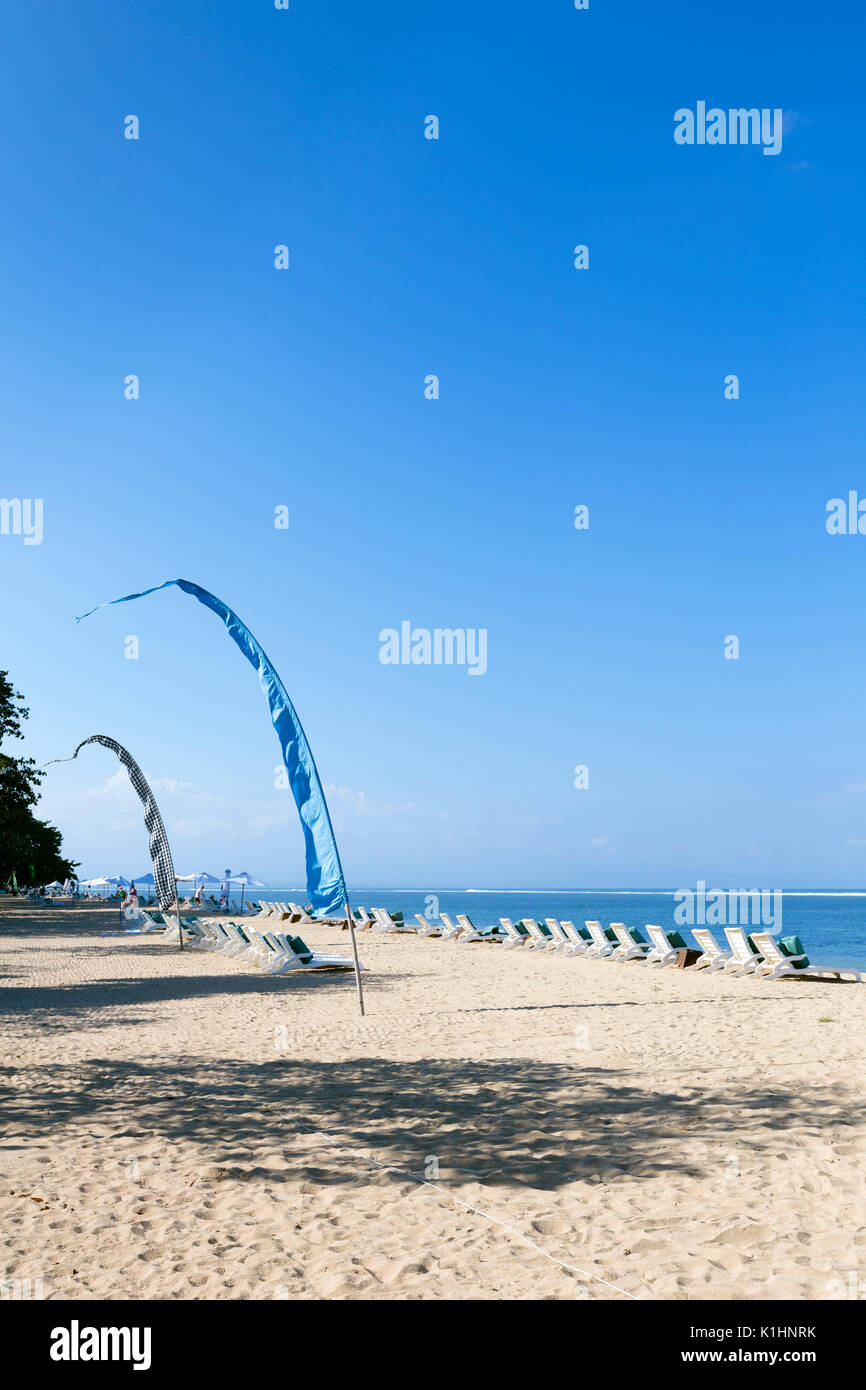 Des chaises longues sur la plage de Sanur, Bali, Indonésie Banque D'Images