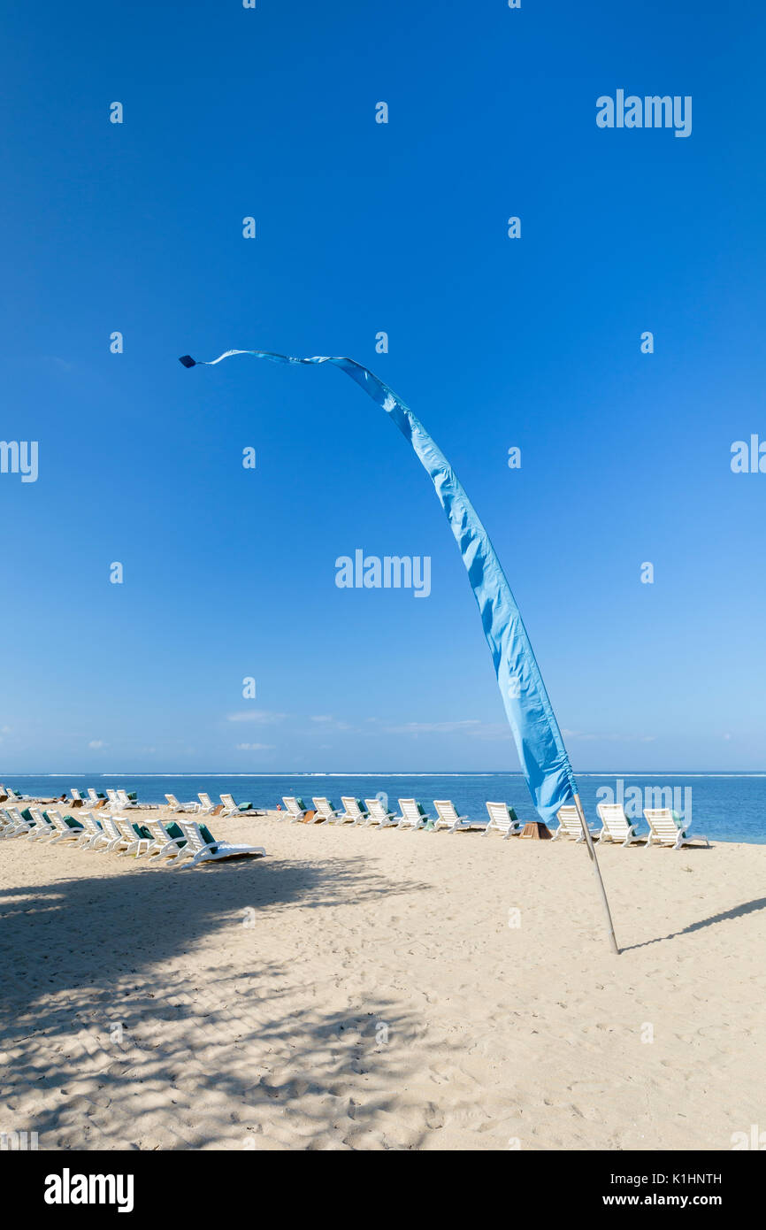 Des chaises longues sur la plage de Sanur, Bali, Indonésie Banque D'Images