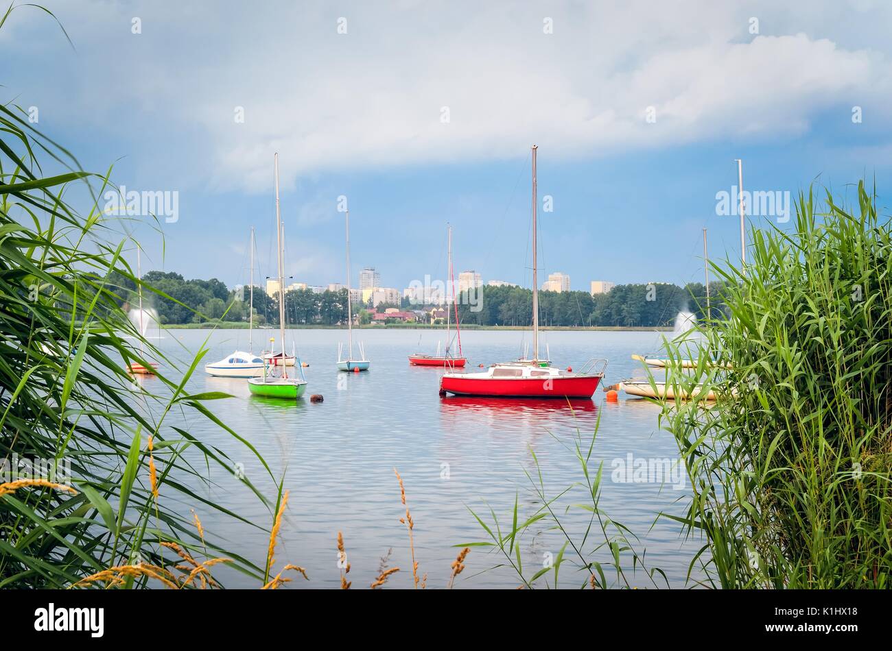 Bateaux sur l'eau. Bateaux colorés sur le lac urbain avec des bâtiments en arrière-plan. Banque D'Images