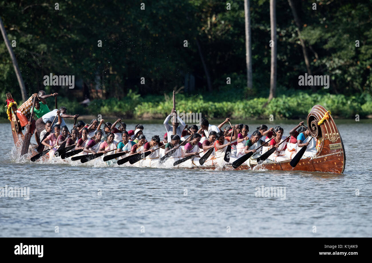 L'image de la Femme Serpent d'aviron en bateau bateau Nehru, le jour de la course, Allaepy Punnamda Lake, le Kerala Inde Banque D'Images