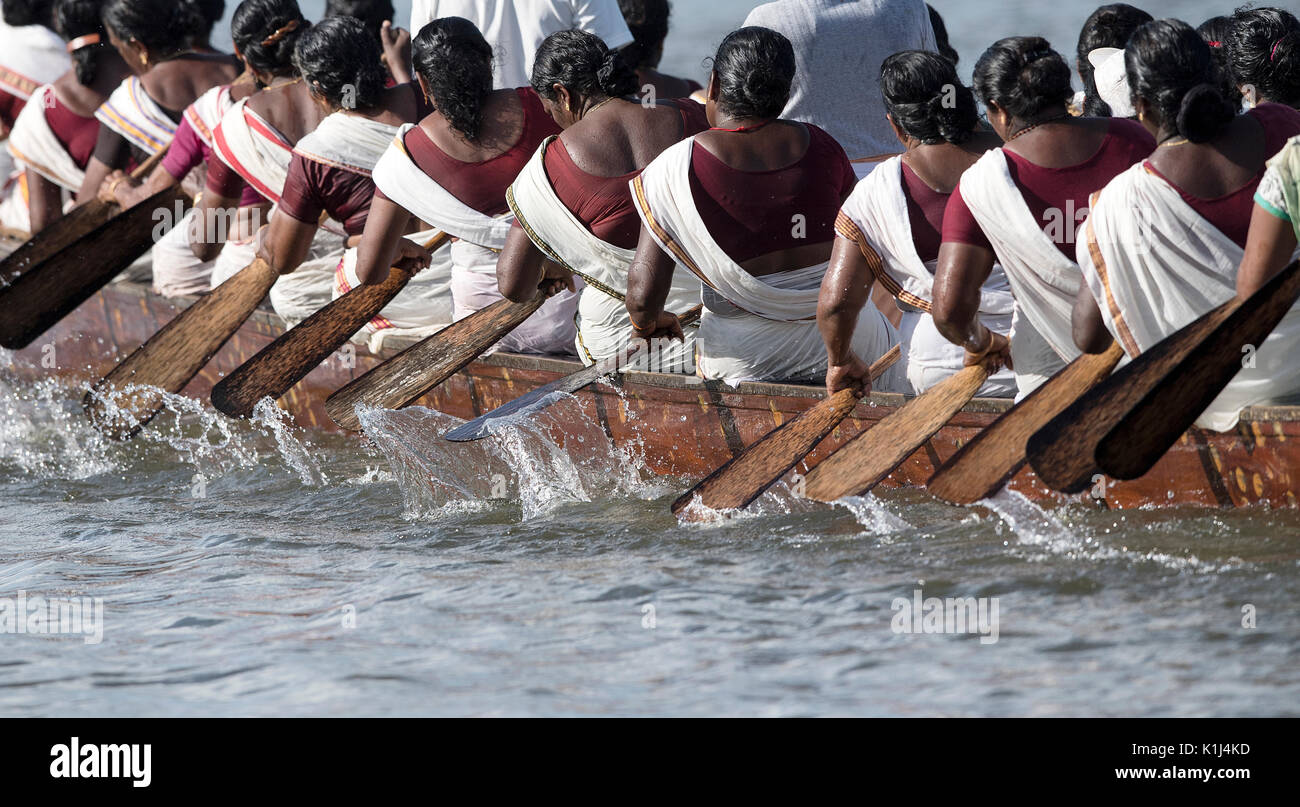 L'image de la Femme Serpent d'aviron en bateau bateau Nehru, le jour de la course, Allaepy Punnamda Lake, le Kerala Inde Banque D'Images