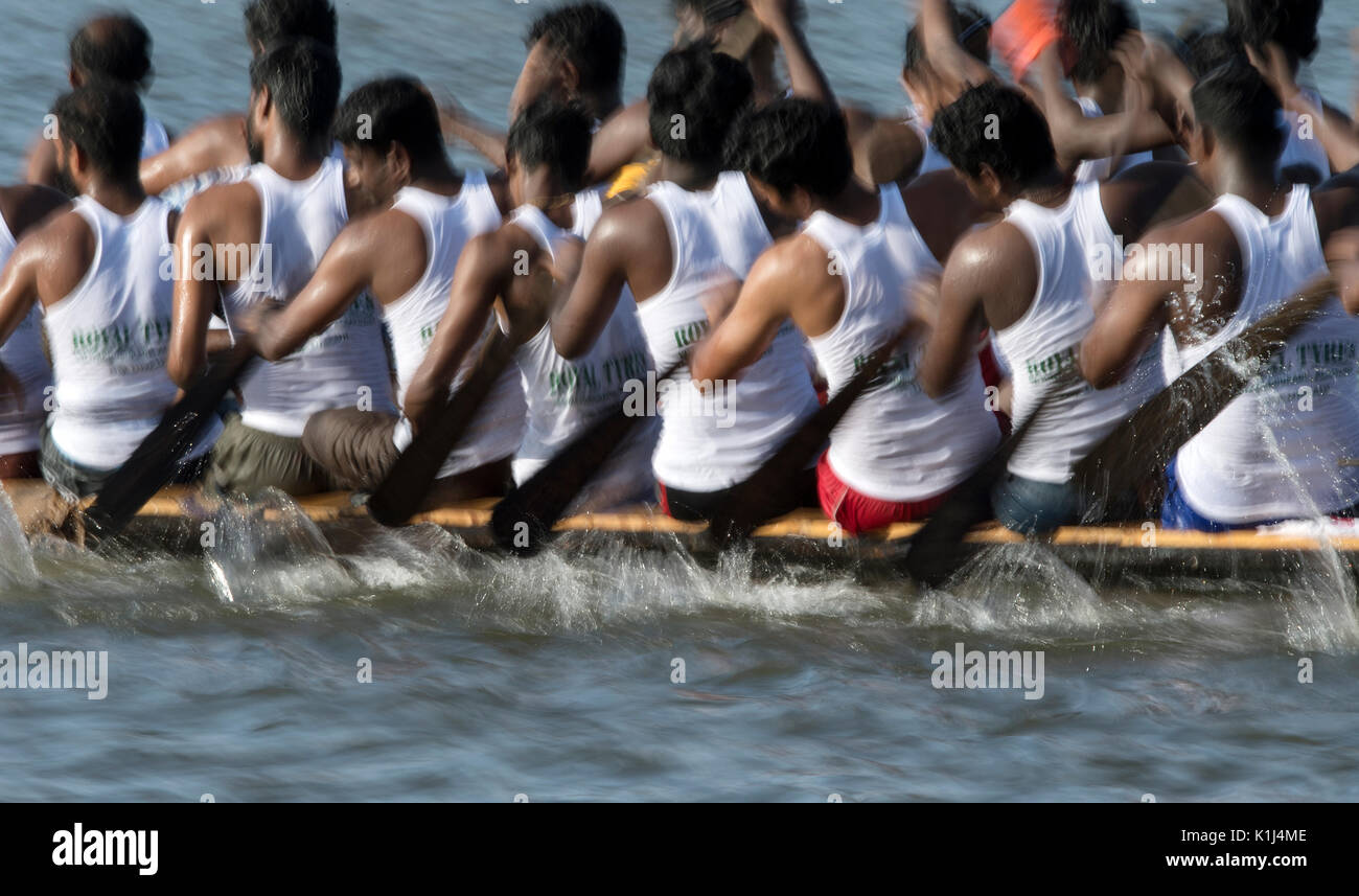 L'image d'hommes serpent aviron bateau en bateau Nehru, le jour de la course, Allaepy Punnamda Lake, le Kerala Inde Banque D'Images