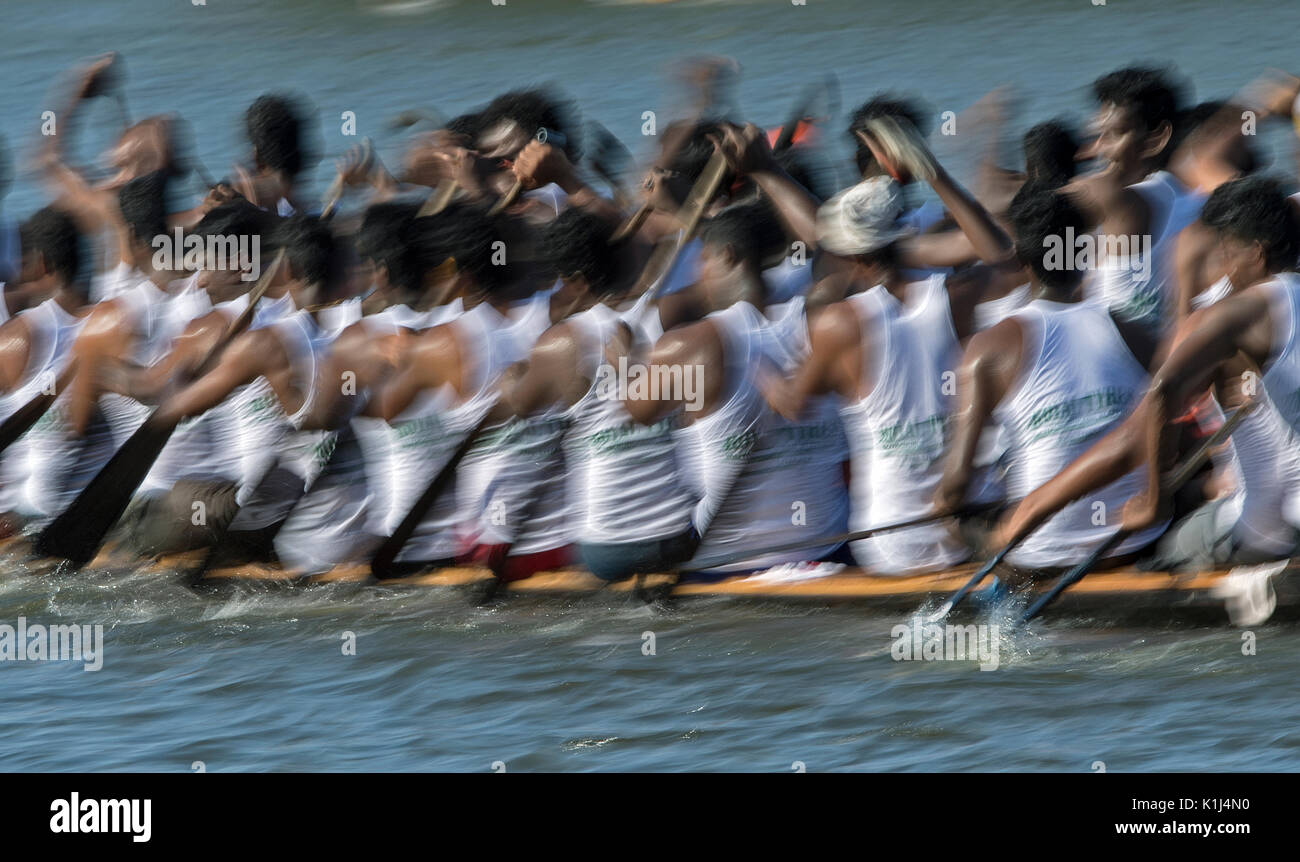 L'image d'hommes serpent aviron bateau en bateau Nehru, le jour de la course, Allaepy Punnamda Lake, le Kerala Inde Banque D'Images