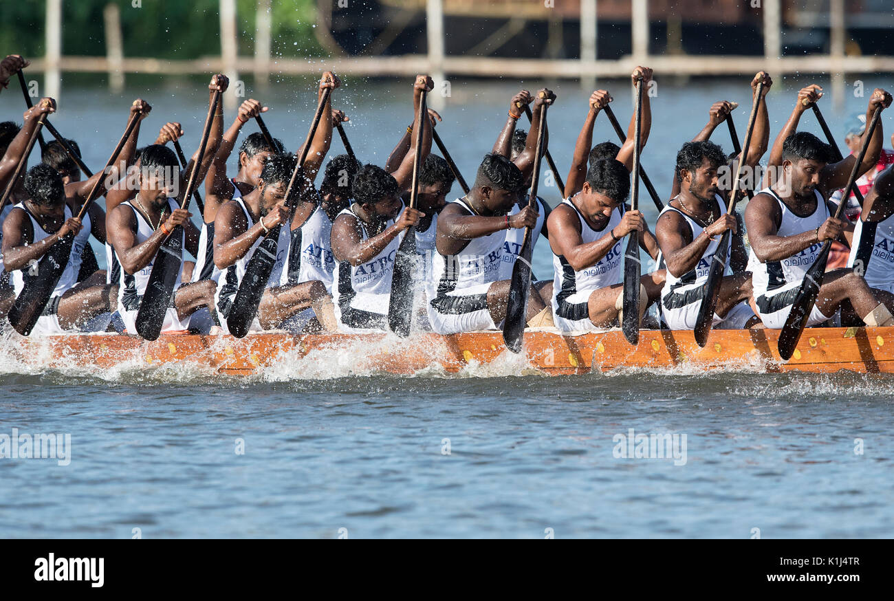 L'image d'hommes serpent aviron bateau en bateau Nehru, le jour de la course, Allaepy Punnamda Lake, le Kerala Inde Banque D'Images