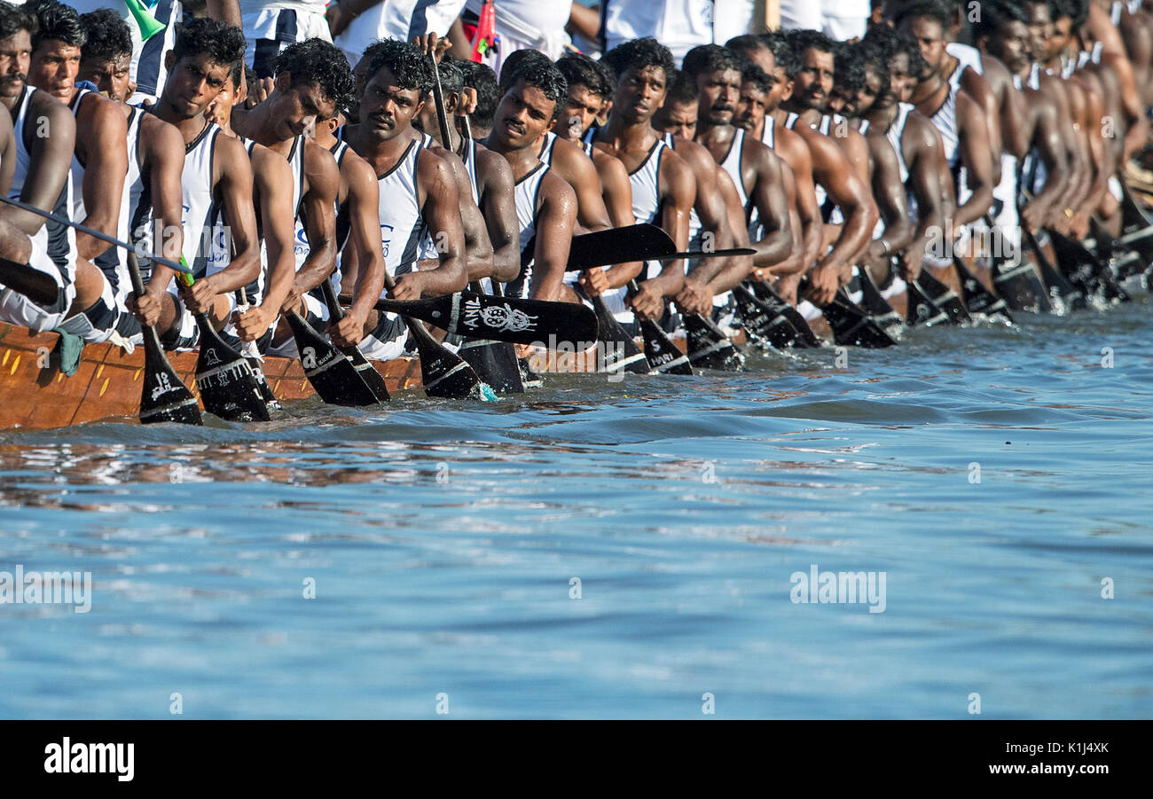 L'image d'hommes serpent aviron bateau en bateau Nehru, le jour de la course, Allaepy Punnamda Lake, le Kerala Inde Banque D'Images