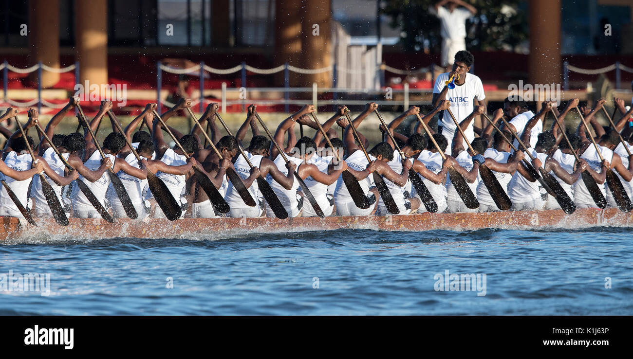 L'image d'hommes serpent aviron bateau en bateau Nehru, le jour de la course, Allaepy Punnamda Lake, le Kerala Inde Banque D'Images