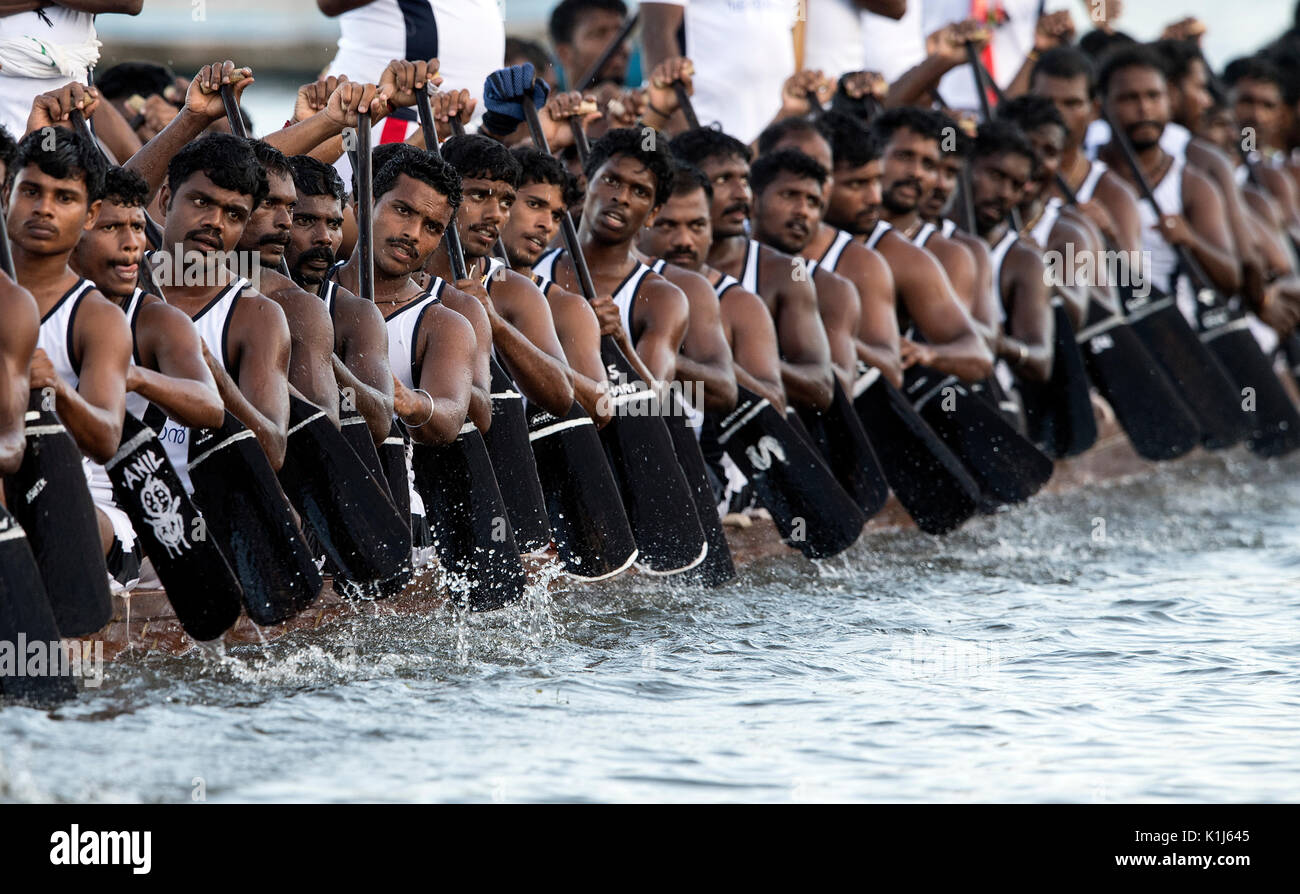 L'image d'hommes serpent aviron bateau en bateau Nehru, le jour de la course, Allaepy Punnamda Lake, le Kerala Inde Banque D'Images