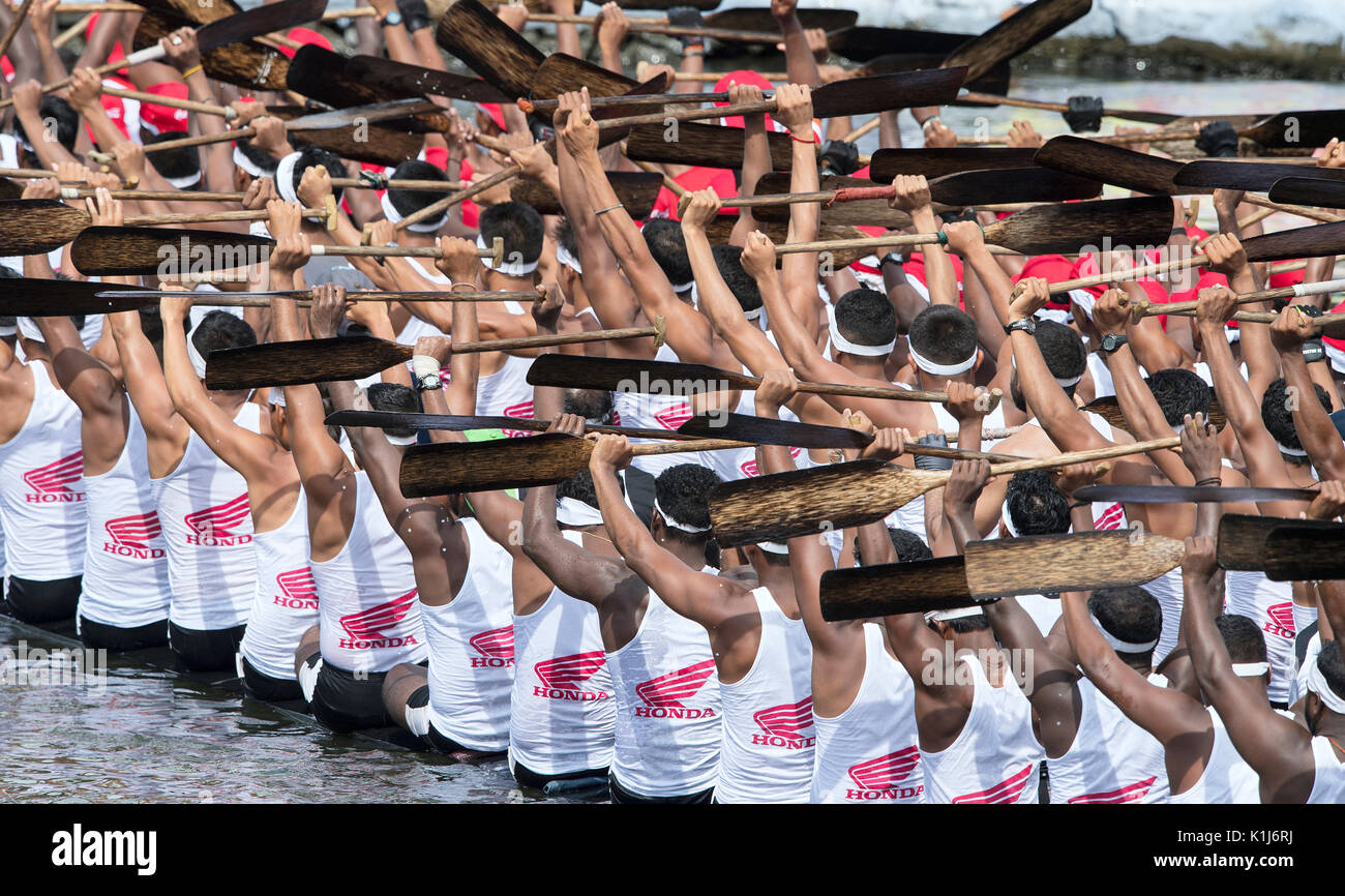 L'image d'hommes à la rame à l'ouverture de Snake bateau en bateau Nehru, le jour de la course, Allaepy Punnamda Lake, le Kerala Inde Banque D'Images