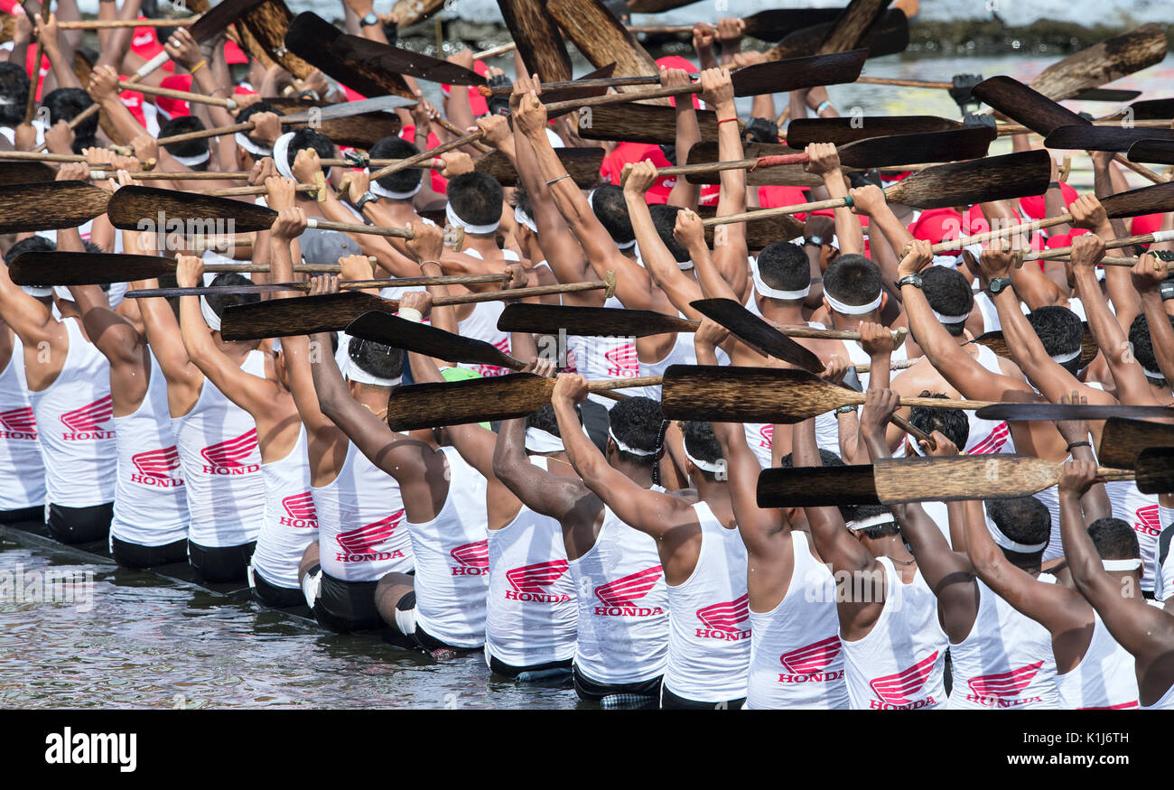 L'image d'hommes à la rame à l'ouverture de Snake bateau en bateau Nehru, le jour de la course, Allaepy Punnamda Lake, le Kerala Inde Banque D'Images