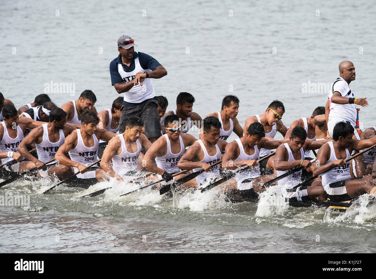 L'image d'hommes serpent aviron bateau en bateau Nehru, le jour de la course, Allaepy Punnamda Lake, le Kerala Inde Banque D'Images