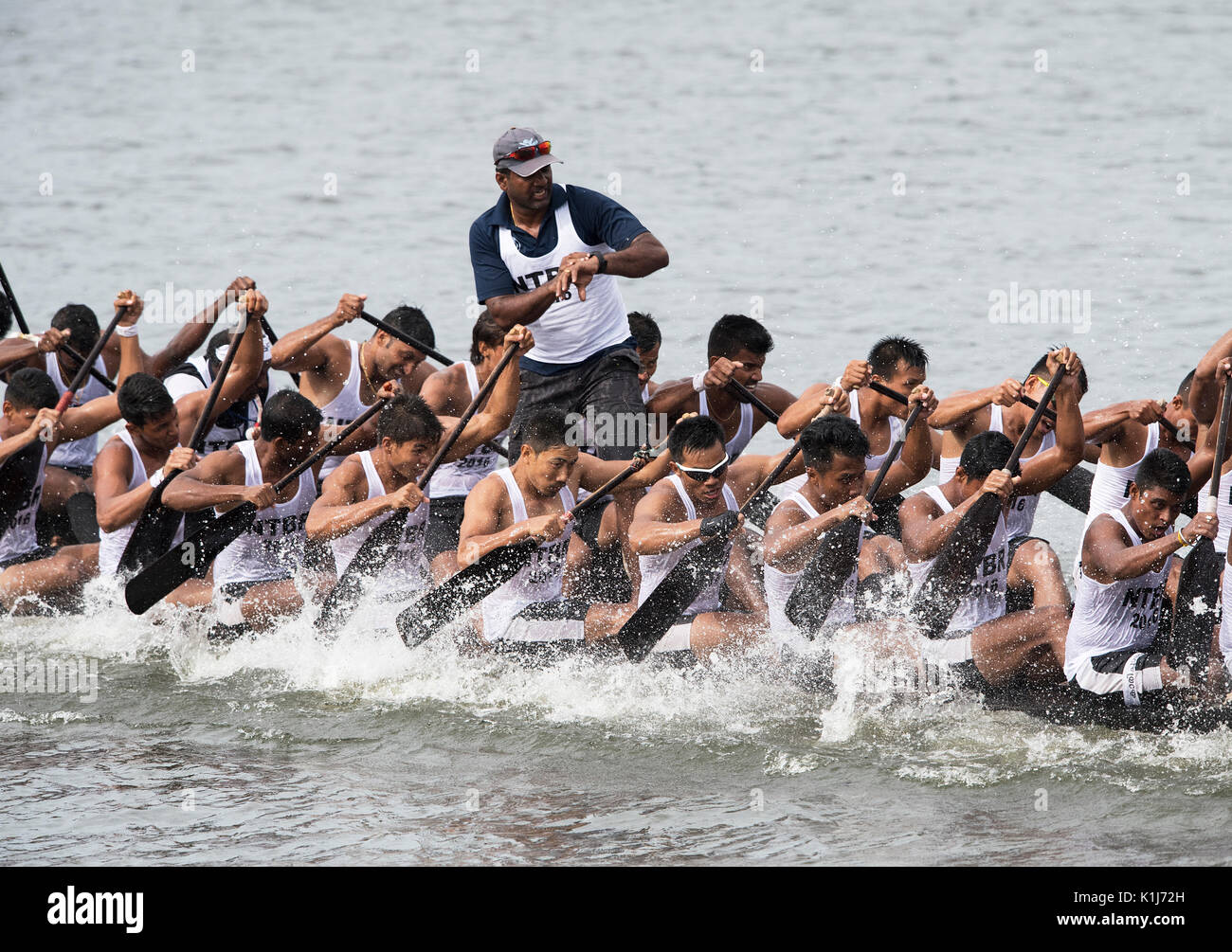 L'image d'hommes serpent aviron bateau en bateau Nehru, le jour de la course, Allaepy Punnamda Lake, le Kerala Inde Banque D'Images