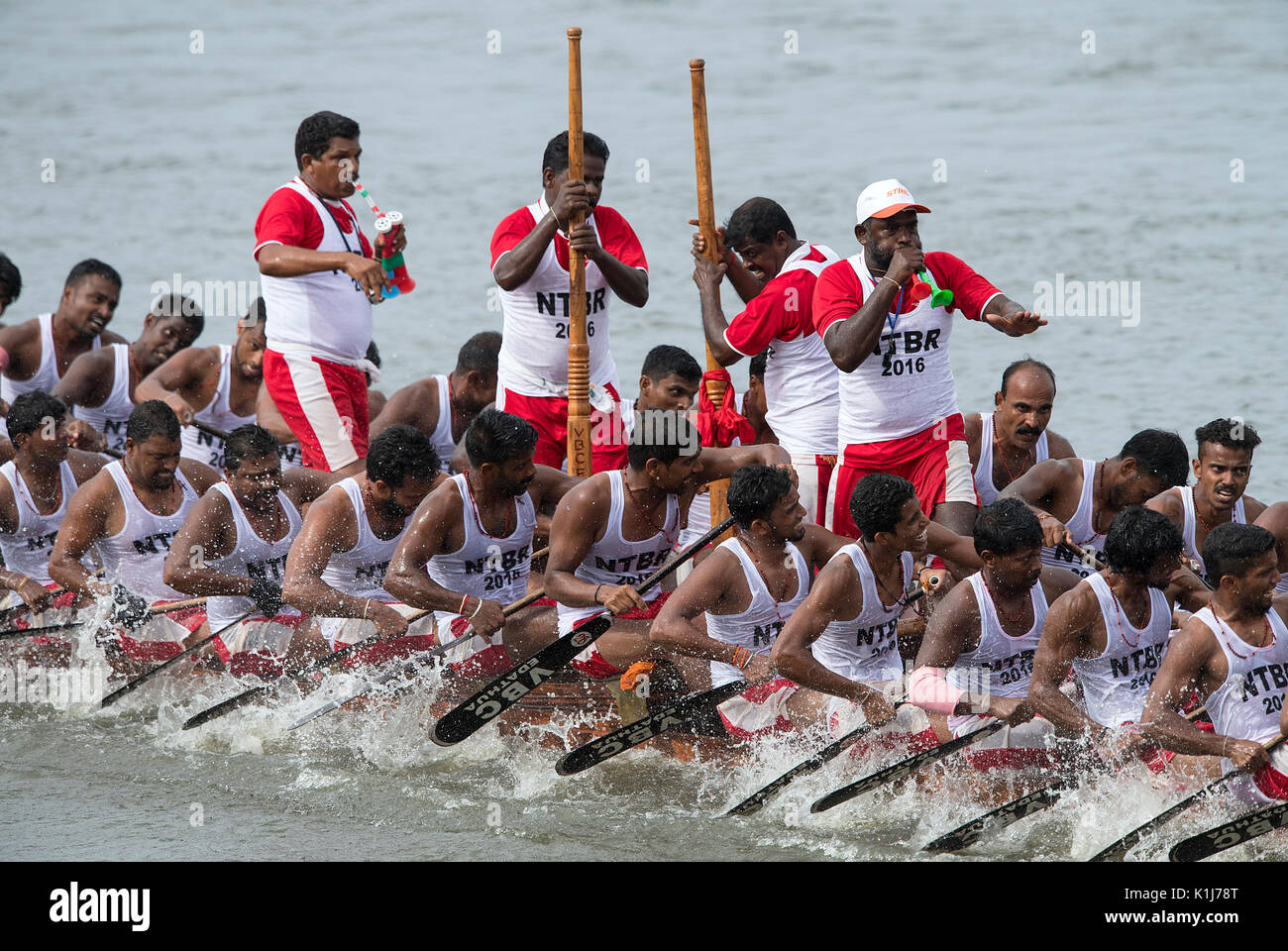 L'image d'hommes serpent aviron bateau en bateau Nehru, le jour de la course, Allaepy Punnamda Lake, le Kerala Inde Banque D'Images