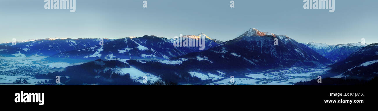 Vue panoramique des Alpes européennes en hiver alors que Sun est en hausse à Flachau, Autriche Salzbourg. Banque D'Images