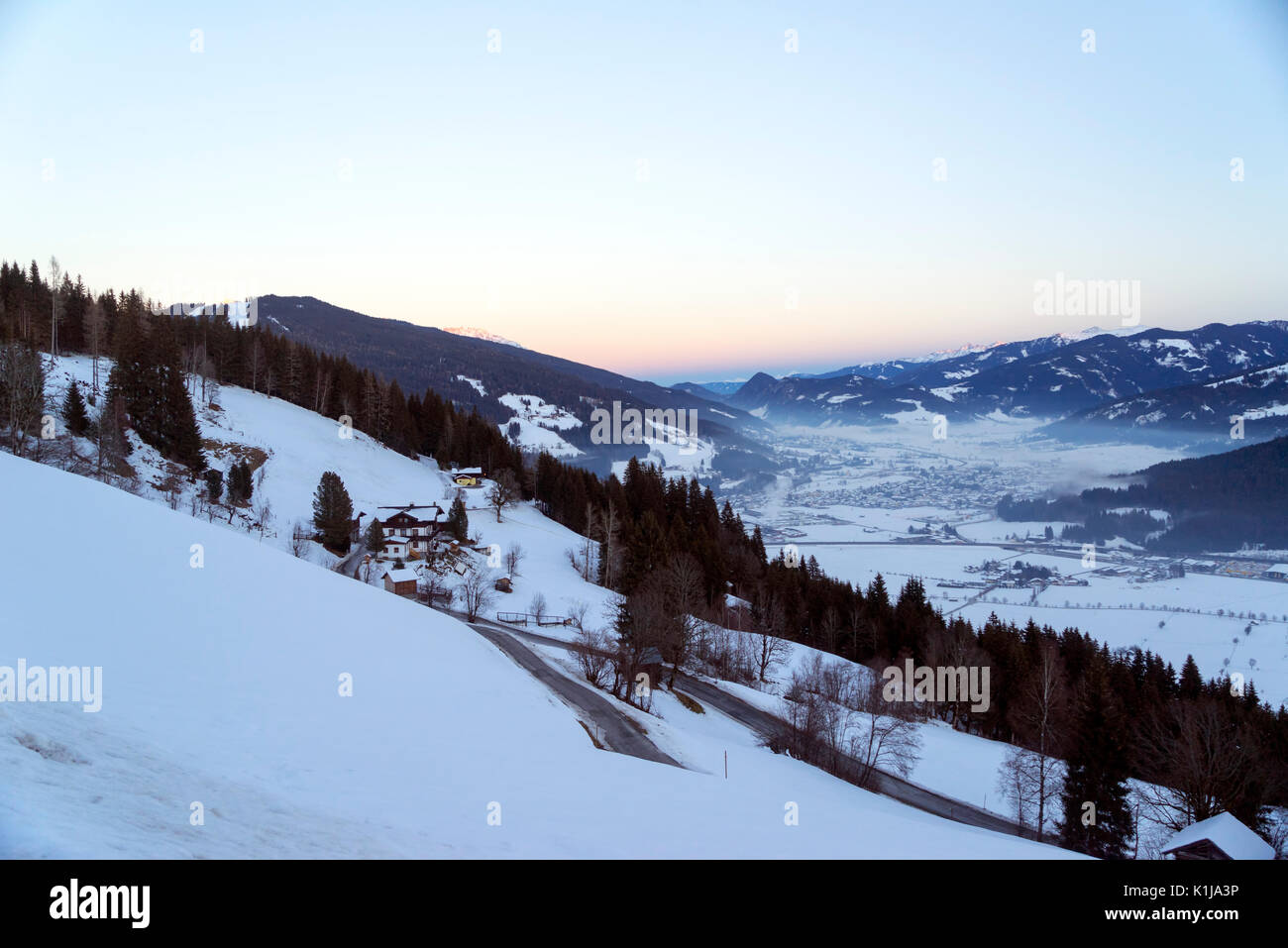 Alpes en hiver alors que sun est mise à Flachau, Autriche Salzbourg. Banque D'Images