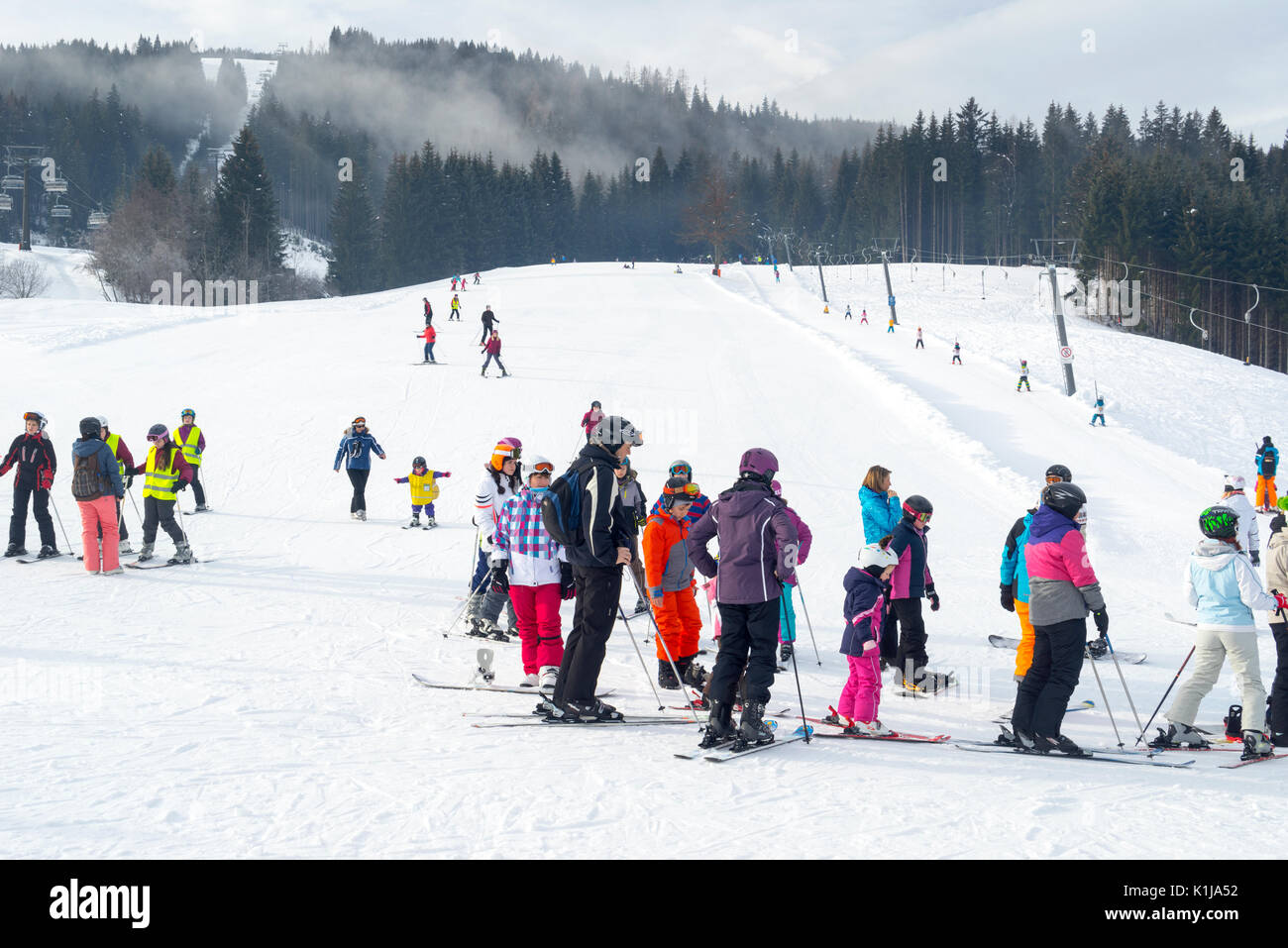 Salzbourg, Autriche - 26 janvier 2016 : Les gens commencent à être en ligne pour le ski de haut de Alpes, Flachau, Autriche Salzbourg . Banque D'Images