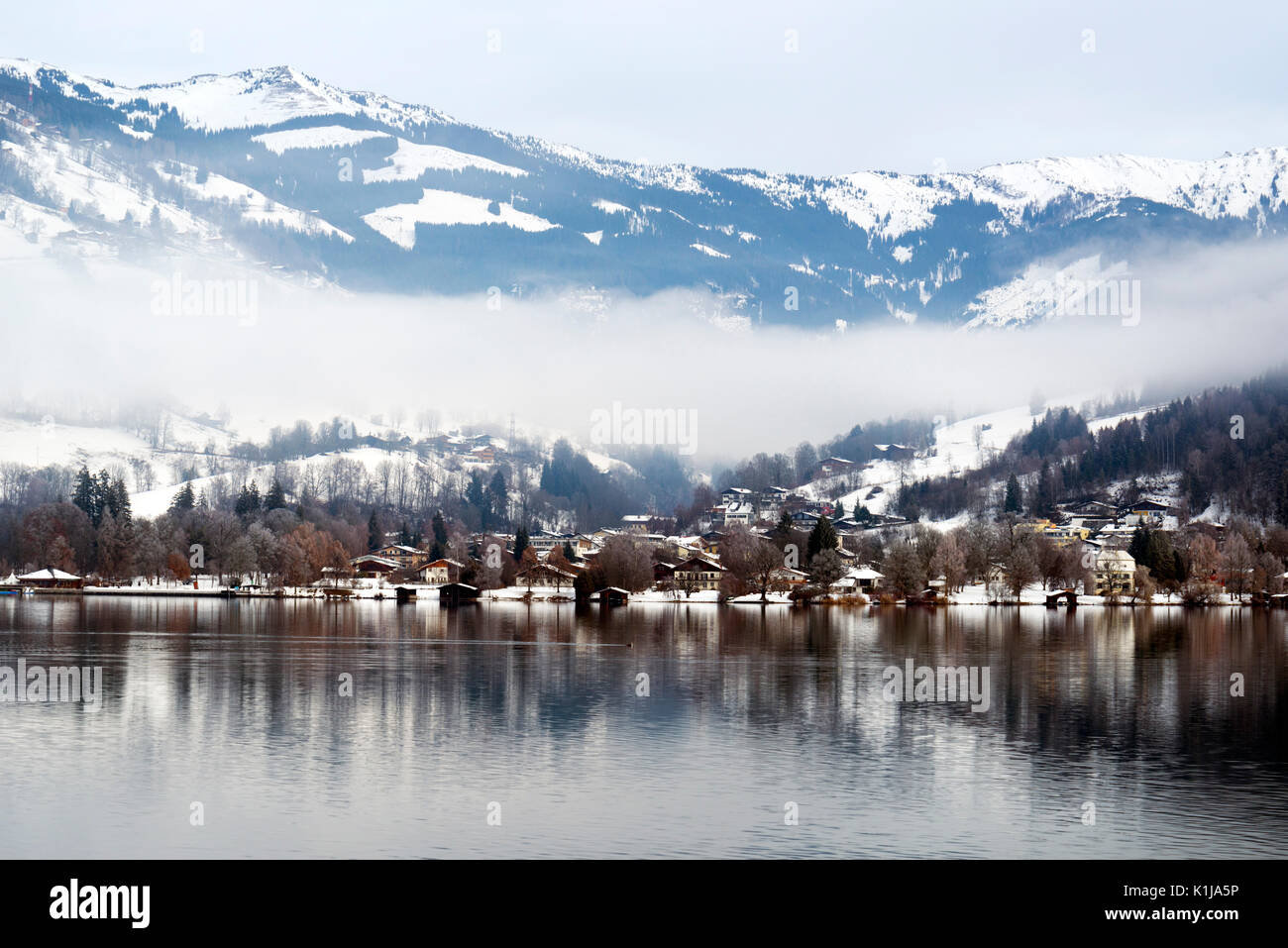Alpes européennes et Hallstatt lac avec reflet de brouillard dans Salzbourg Flachau Autriche. Banque D'Images