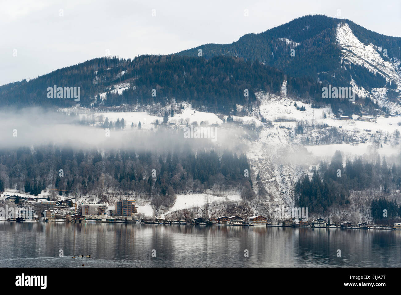 Alpes européennes et Hallstatt lac avec reflet de brouillard dans Salzbourg Flachau Autriche. Banque D'Images
