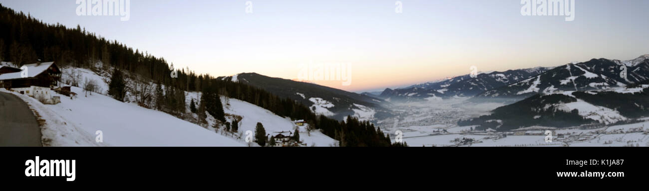 Vue panoramique des Alpes européennes en hiver alors que Sun est en hausse à Flachau, Autriche Salzbourg. Banque D'Images