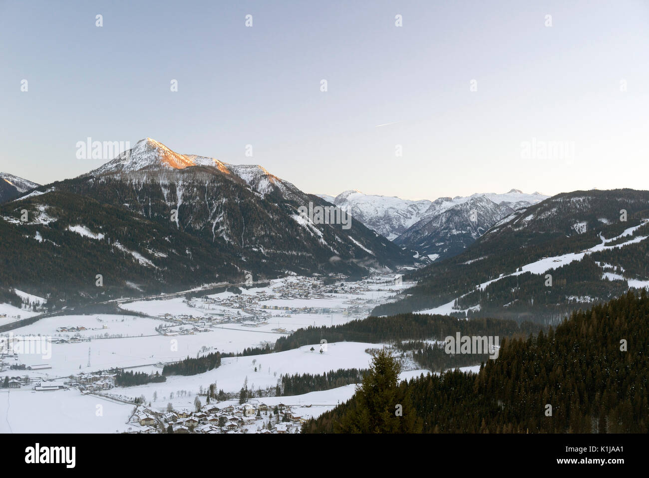 Alpes en hiver alors que Sun est en hausse à Flachau, Autriche Salzbourg. Banque D'Images