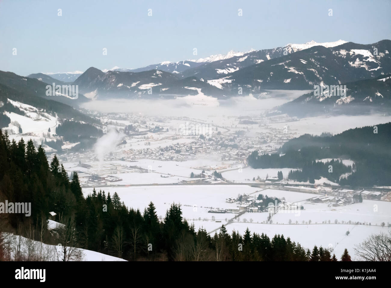 Alpes en hiver alors que Sun est en hausse à Flachau, Autriche Salzbourg. Banque D'Images